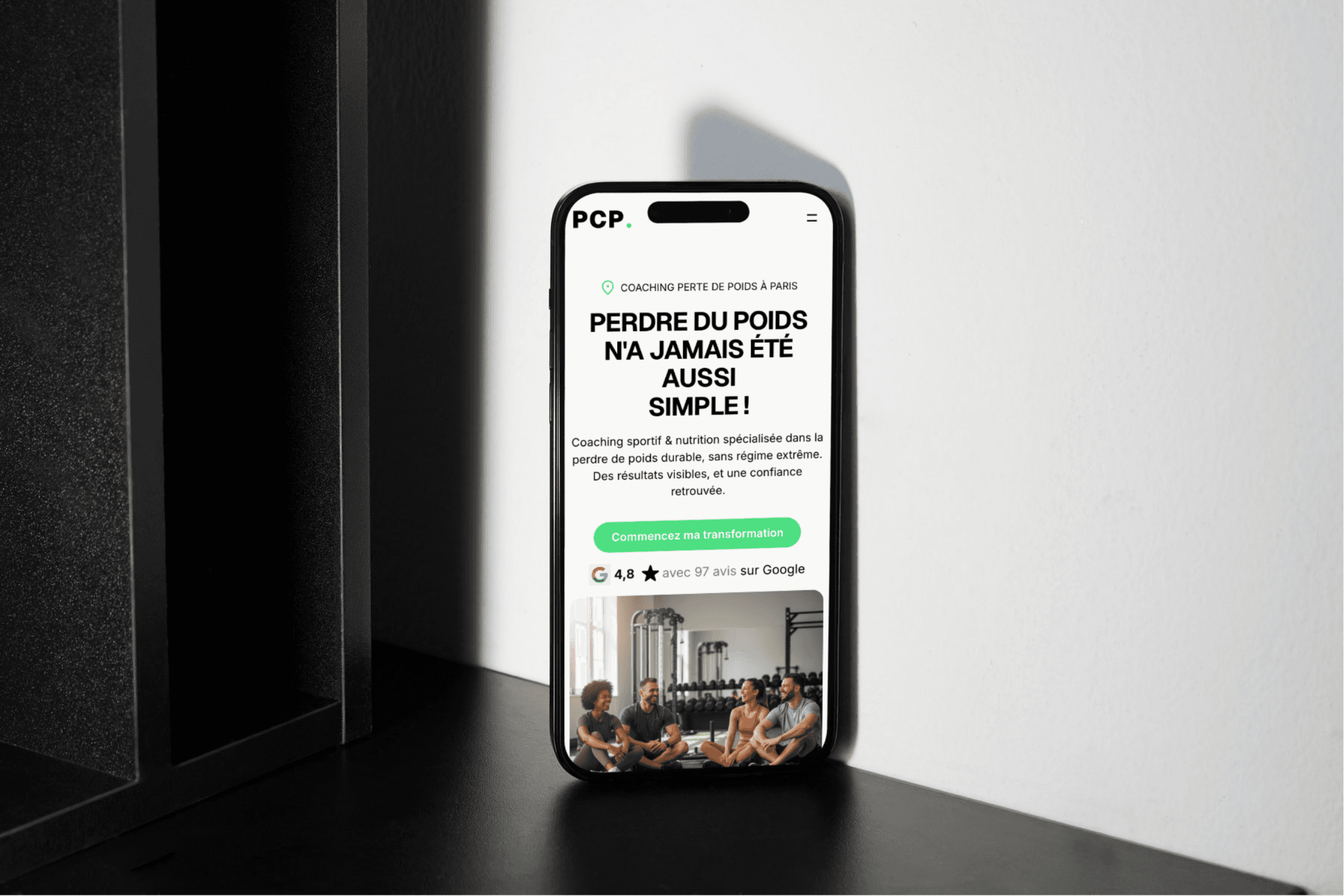 Site internet coach perte de poids. Interface mobile rassurante valorisant l'expertise et la transformation.