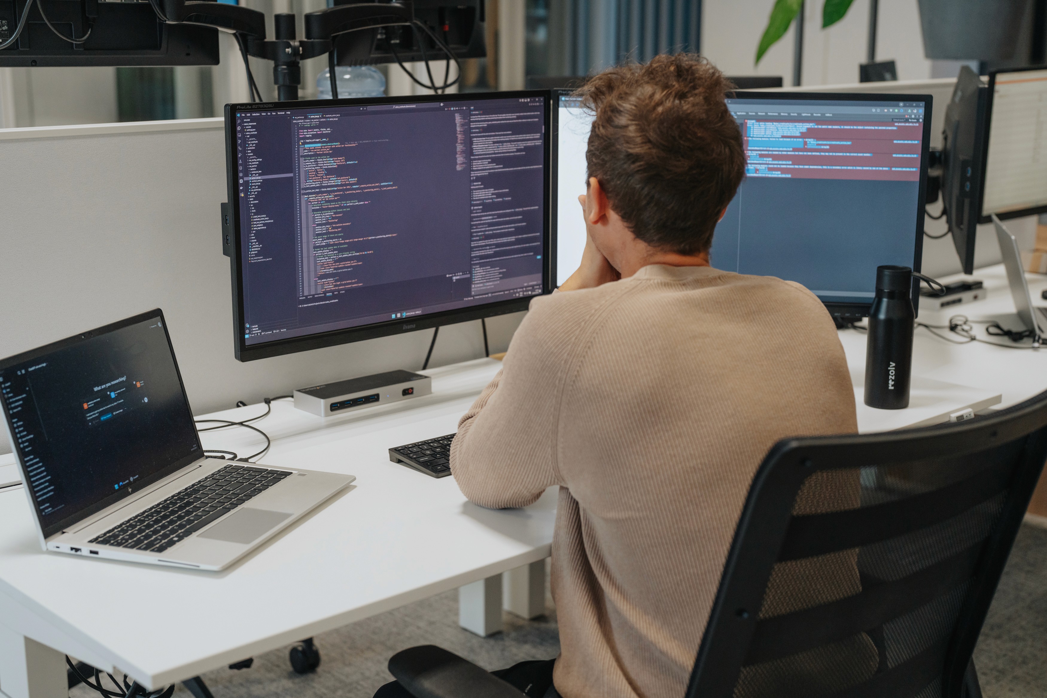 A professional presents "Yggra – pricing consultancy and pricing authority for B2B companies." on a