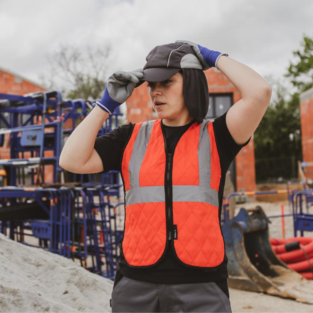 Travailleuse sur chantier ajustant une casquette saharienne rafraîchissante G-Heat
