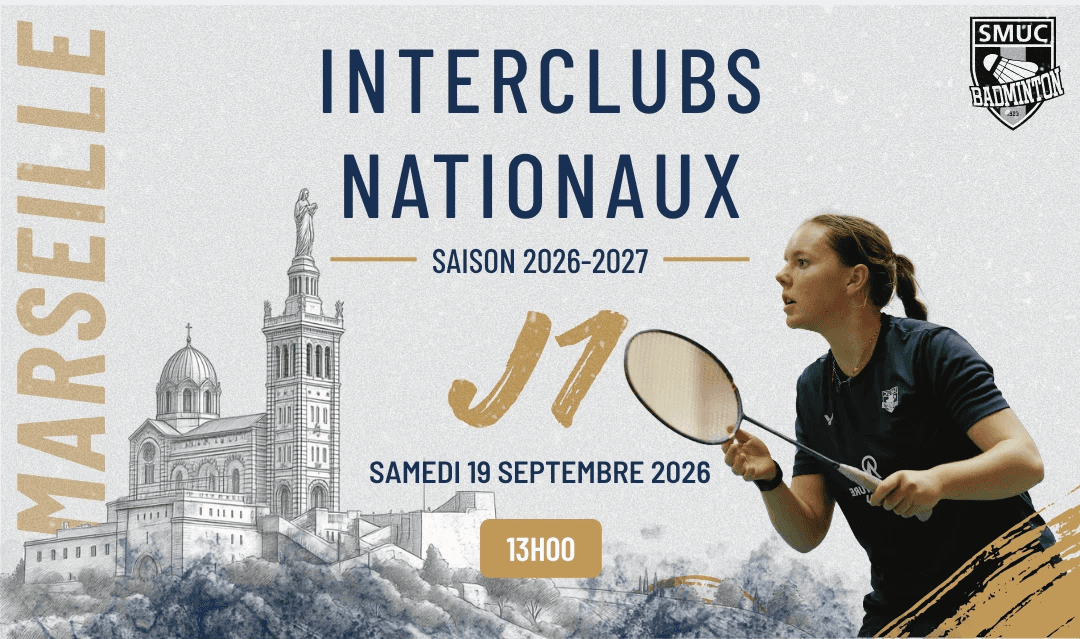 Joueur du SMUC Badminton au smash lors d'une rencontre officielle dans un gymnase à Marseille