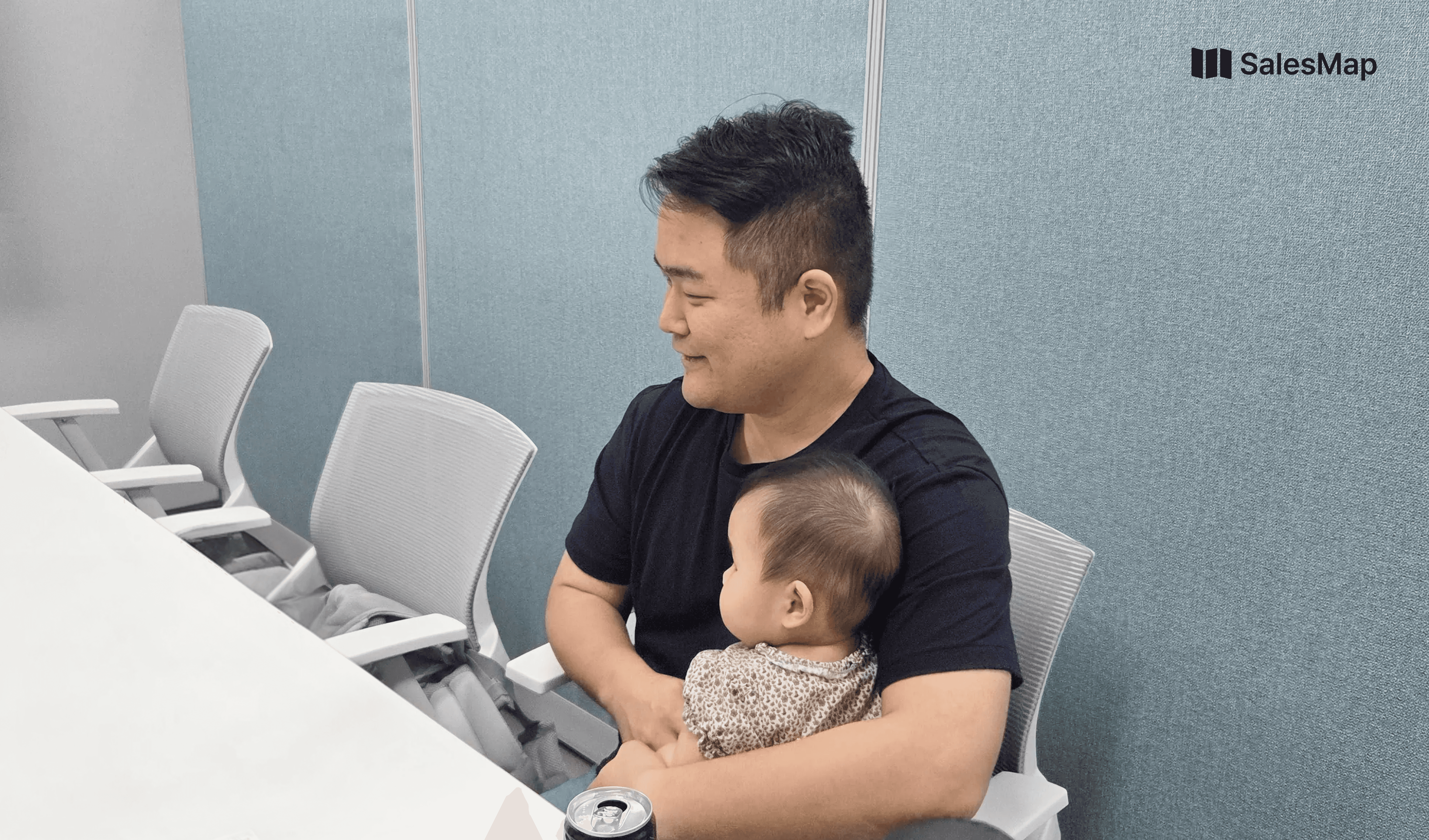 리뉴어스랩 이재용 대표가 회의실에서 인터뷰 중인 모습