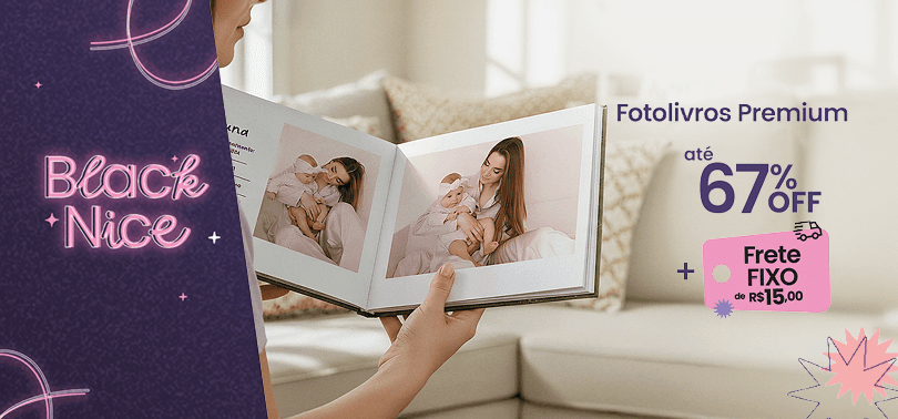 Pessoa folheando fotolivro capa dura premium com fotos de pai e filha sorrindo, em ambiente aconchegante, com até setenta por cento de desconto e frete fixo de quinze reais