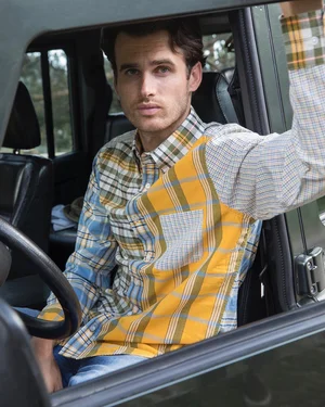 Dans le lookbook de la marque Danoise Another Aspect, le mannequin porte un costume gris et une chemise blanche
