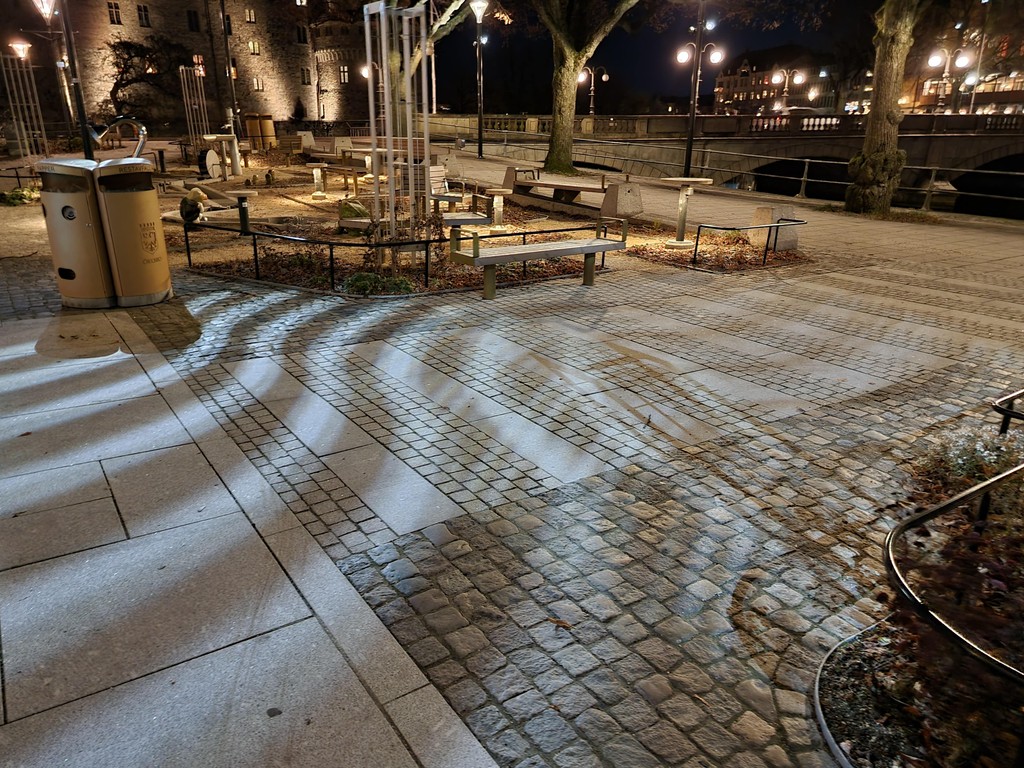 Caminho pavimentado em área residencial.