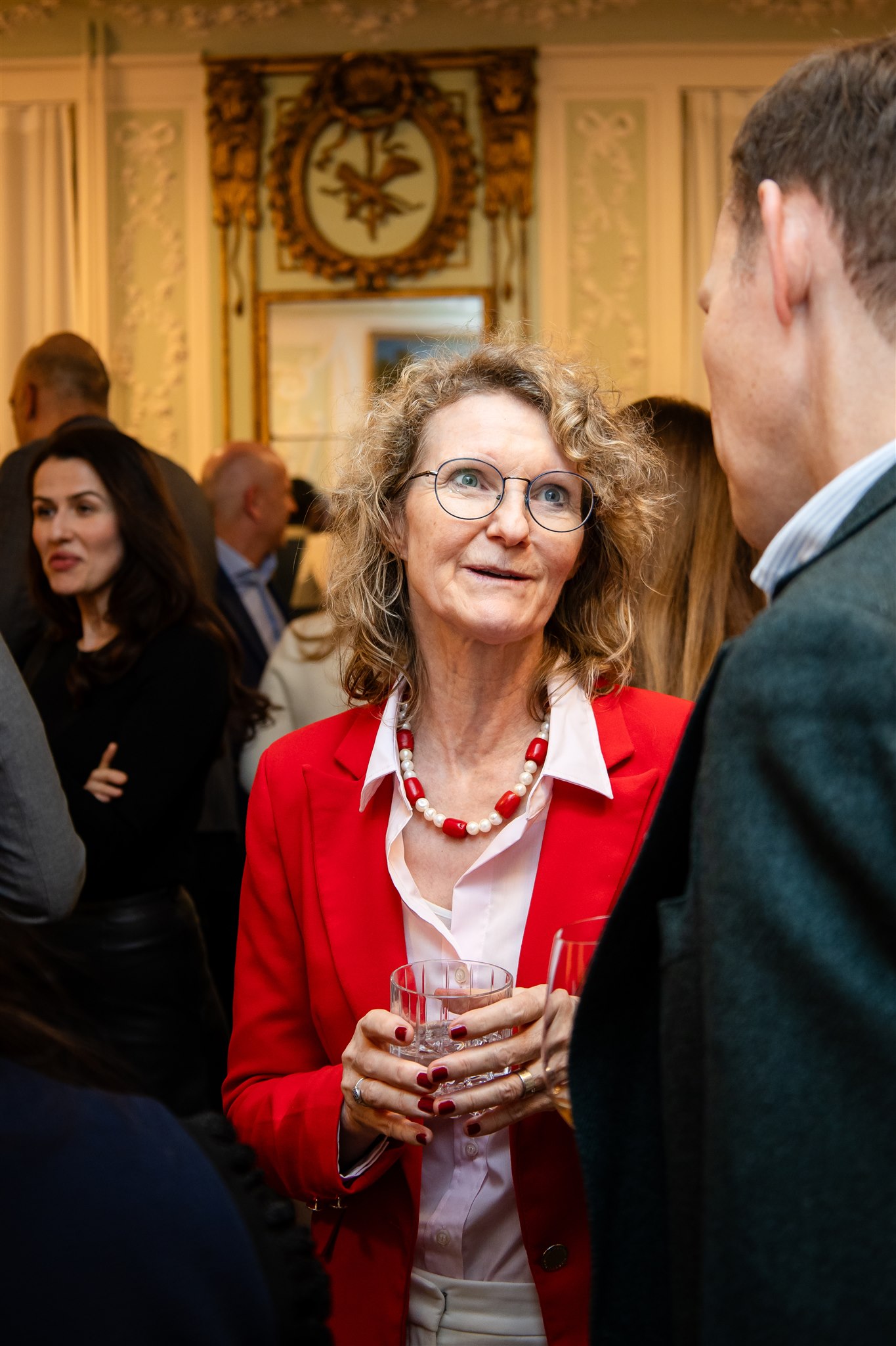 Guest networking with attendees during Recht KI book launch in Zurich