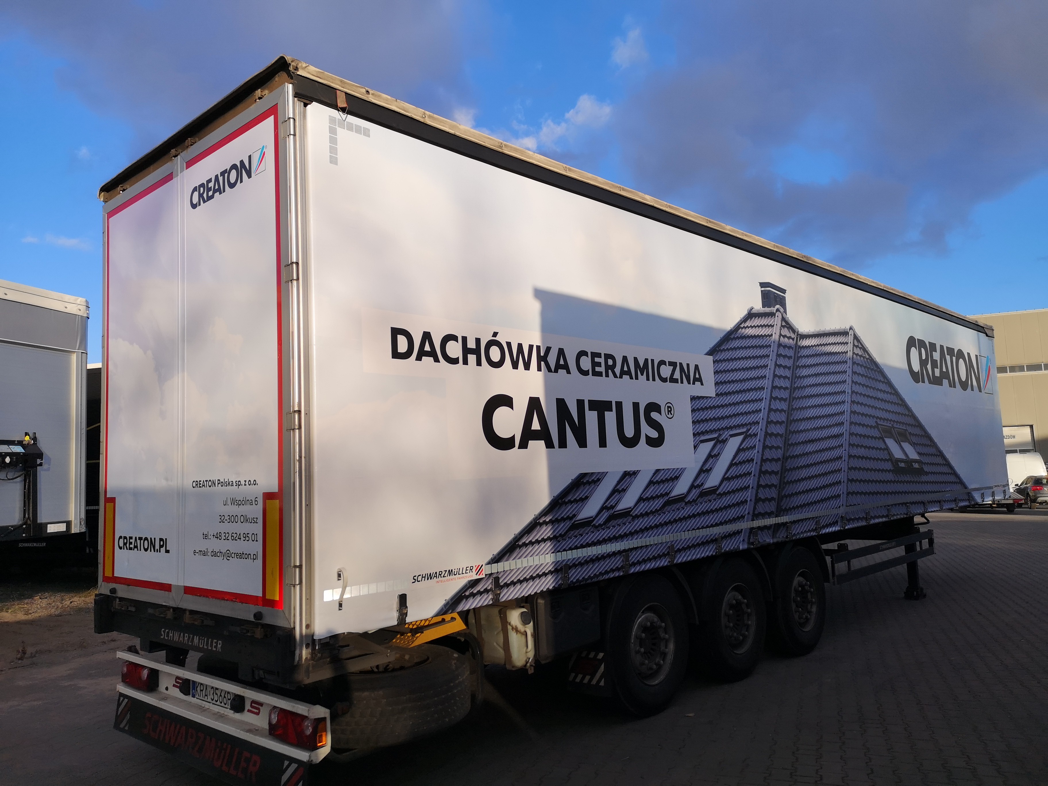 Plandeka transportowa z grafiką reklamową – produkcja Balice