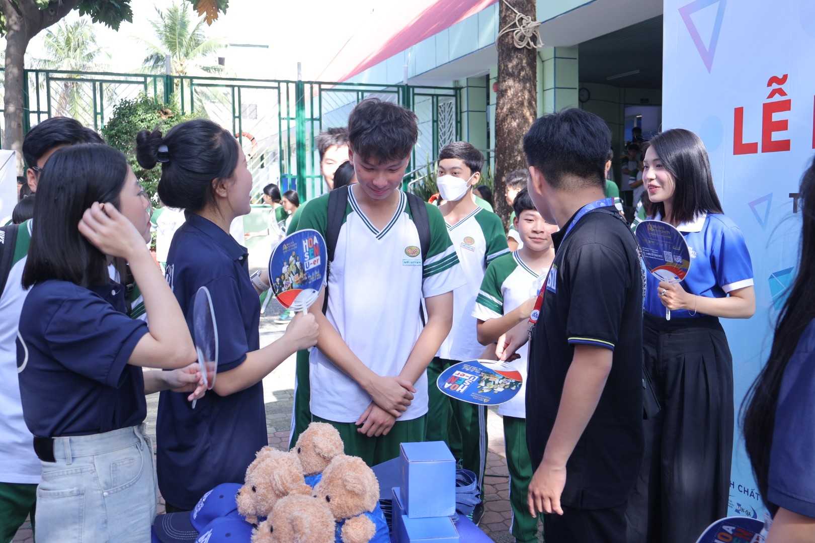 HSU lan tỏa tinh thần học tập tại Lễ hội Truyền thống Trường Trương Vĩnh Ký