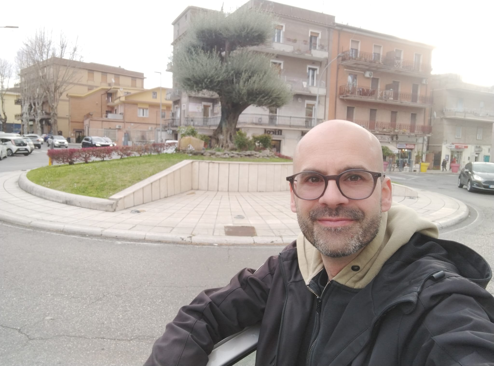 carlo celanetti a guidonia montecelio vicino la rotatoria principale presso la stazione del treno si trova in un gommista