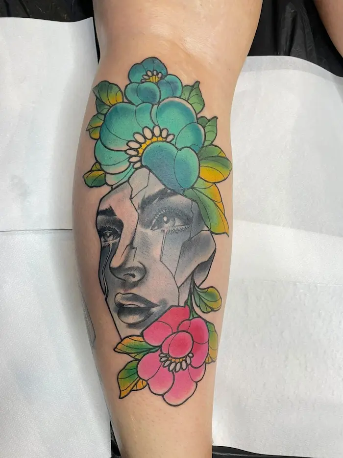 Neo traditional tatuering med krossat kvinnoansikte och färgglada blommor, High Heels Tattoo Västervik
