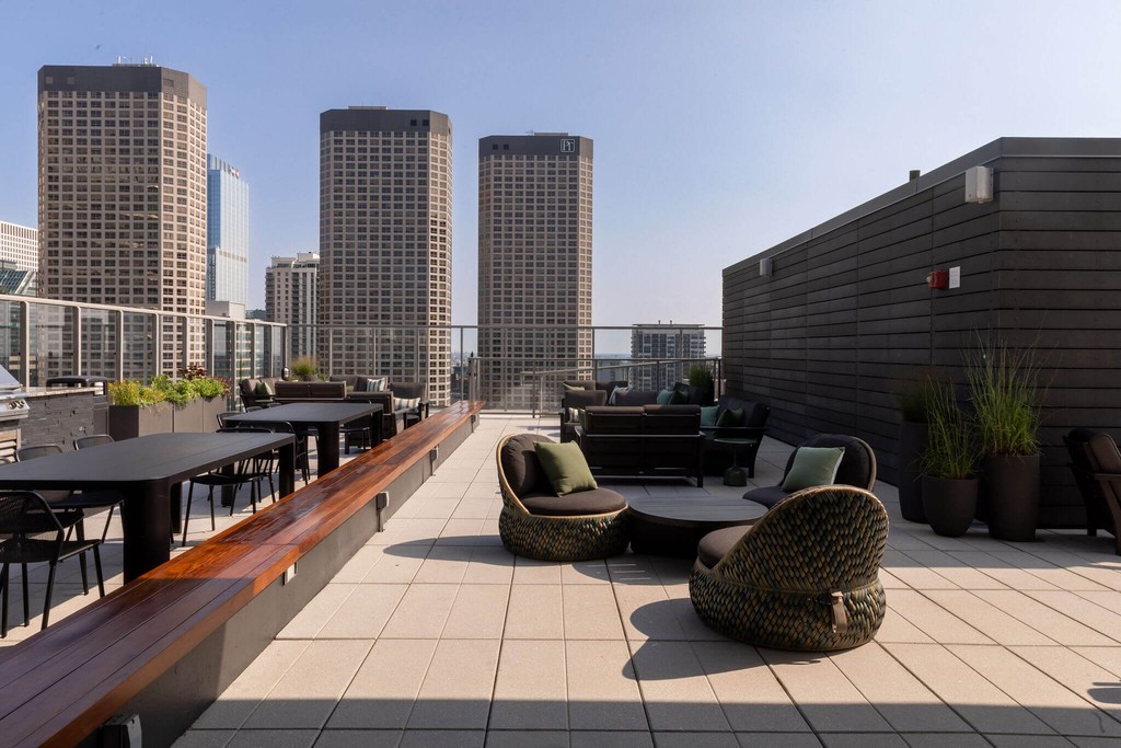 Rooftop lounge area  at Catalyst West Loop Chicago apartments