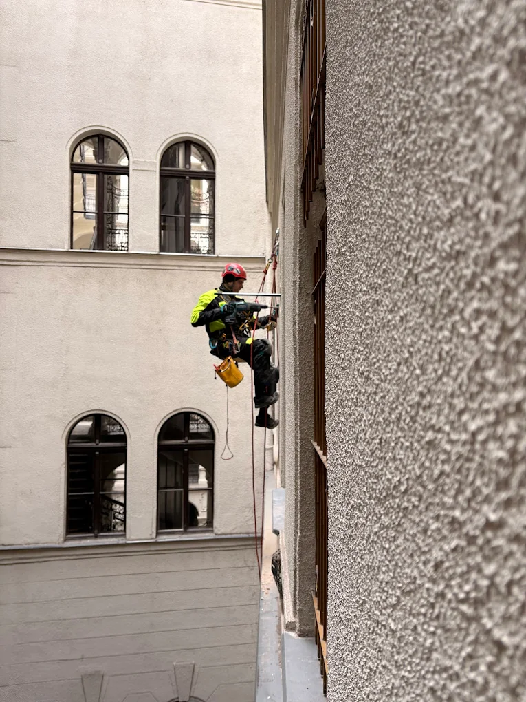 Kültéri klímaegység modern épületen