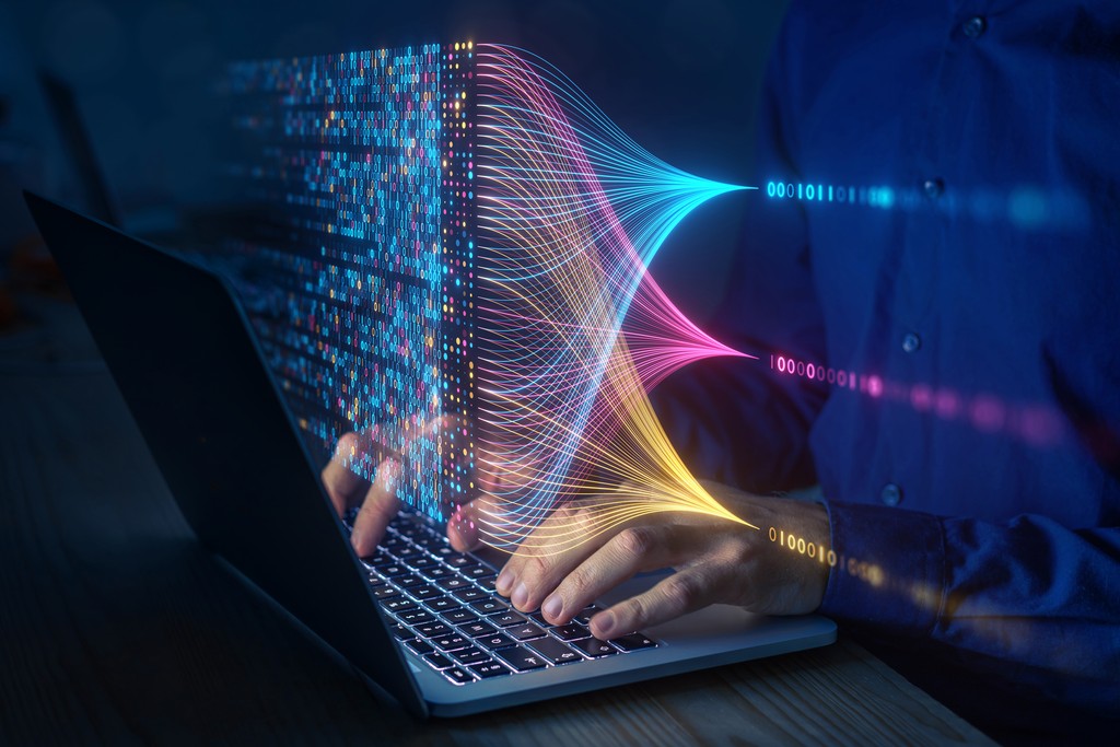 Hände am Laptop und Datenströme, die von unsortiert zu sortiert zulaufen