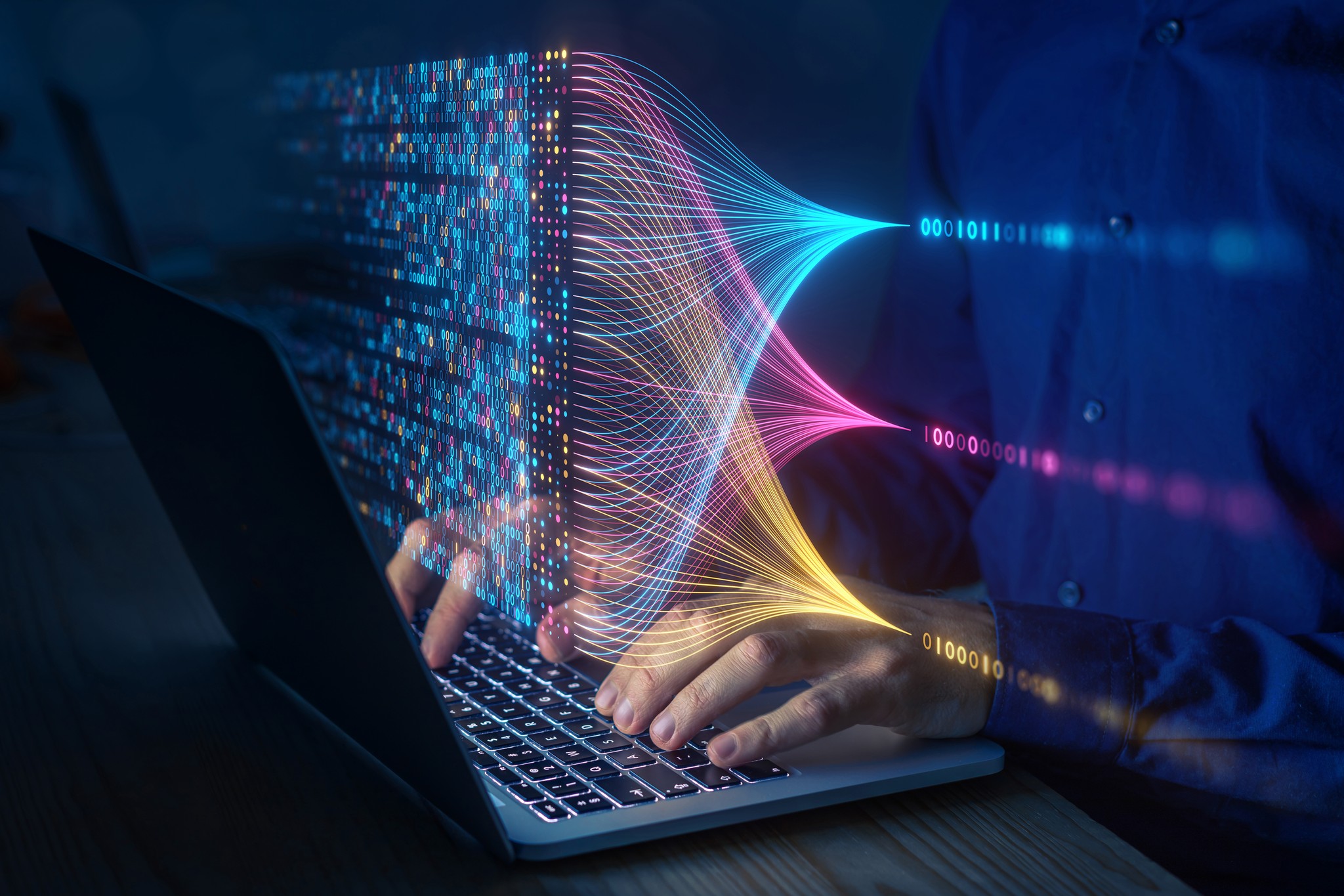 Hände am Laptop und Data projection