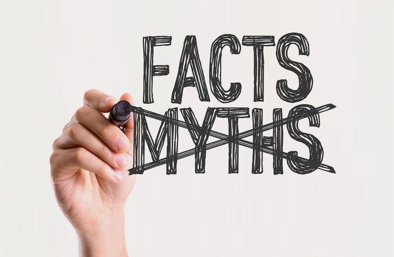 Käsi kirjutab sõna Facts ja kriipsutab maha sõna Myths