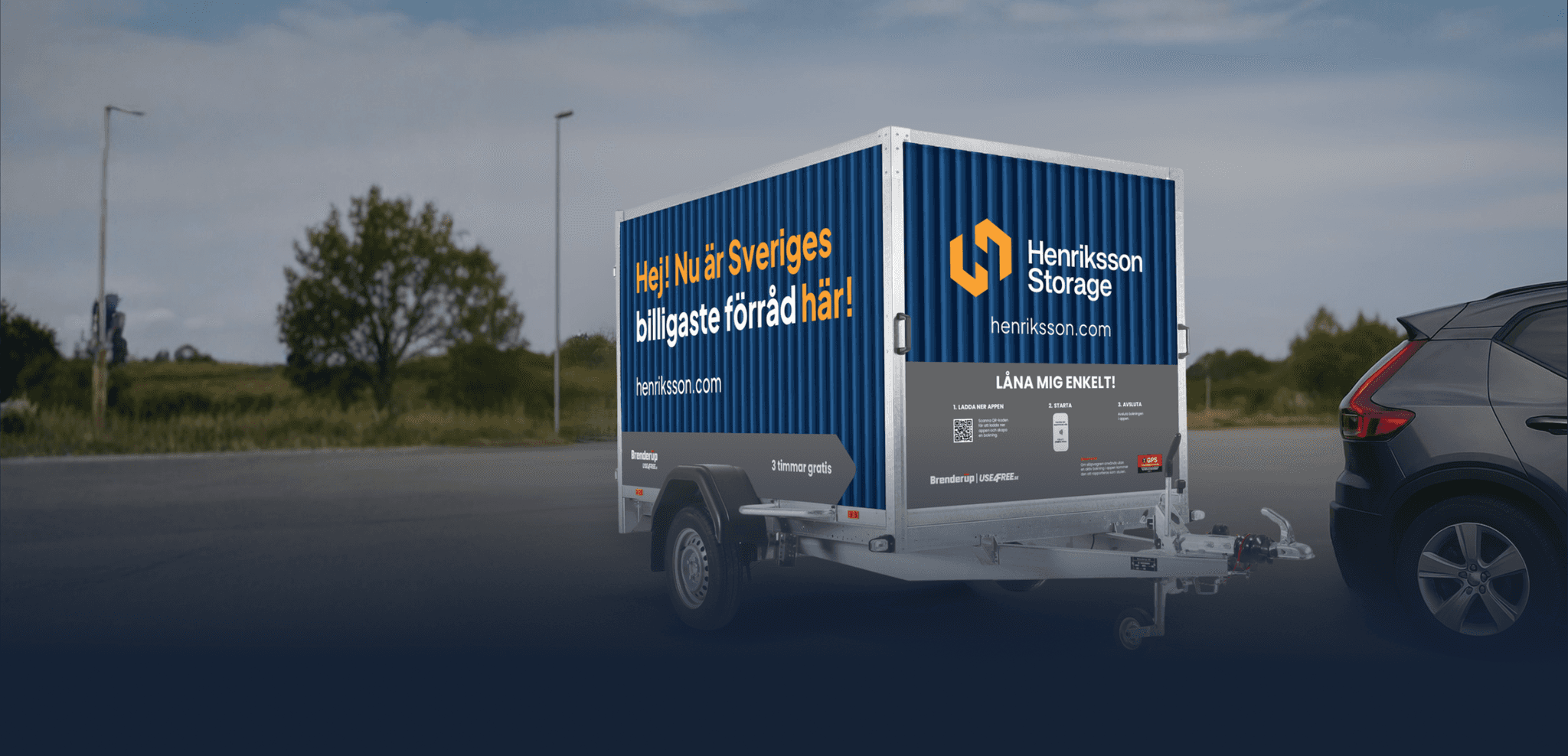 Gång mellan vita och blå containerförråd utomhus under blå himmel