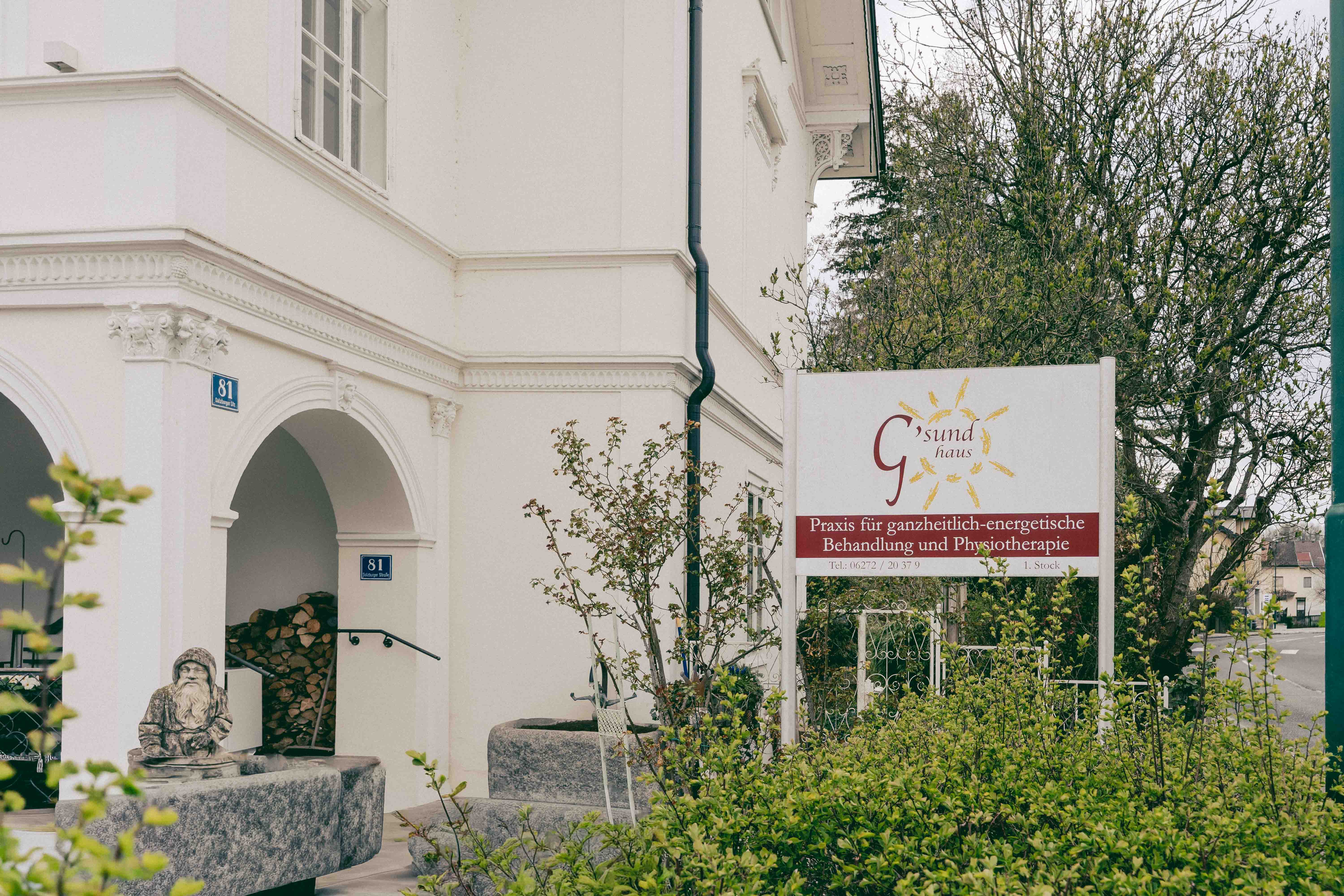 Praxis für ganzheitlich-energetische Behandlung und Psychotherapie, Außenansicht mit Schild und Eingangsbereich.