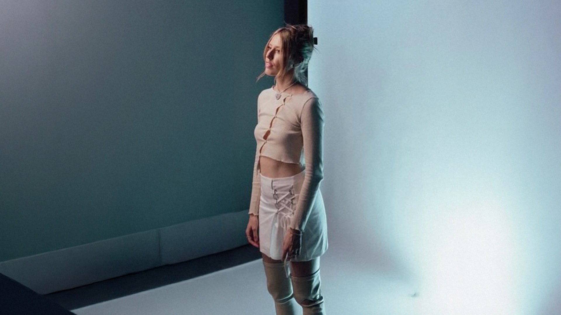 lea portrait shooting, singer in a studio in berlin