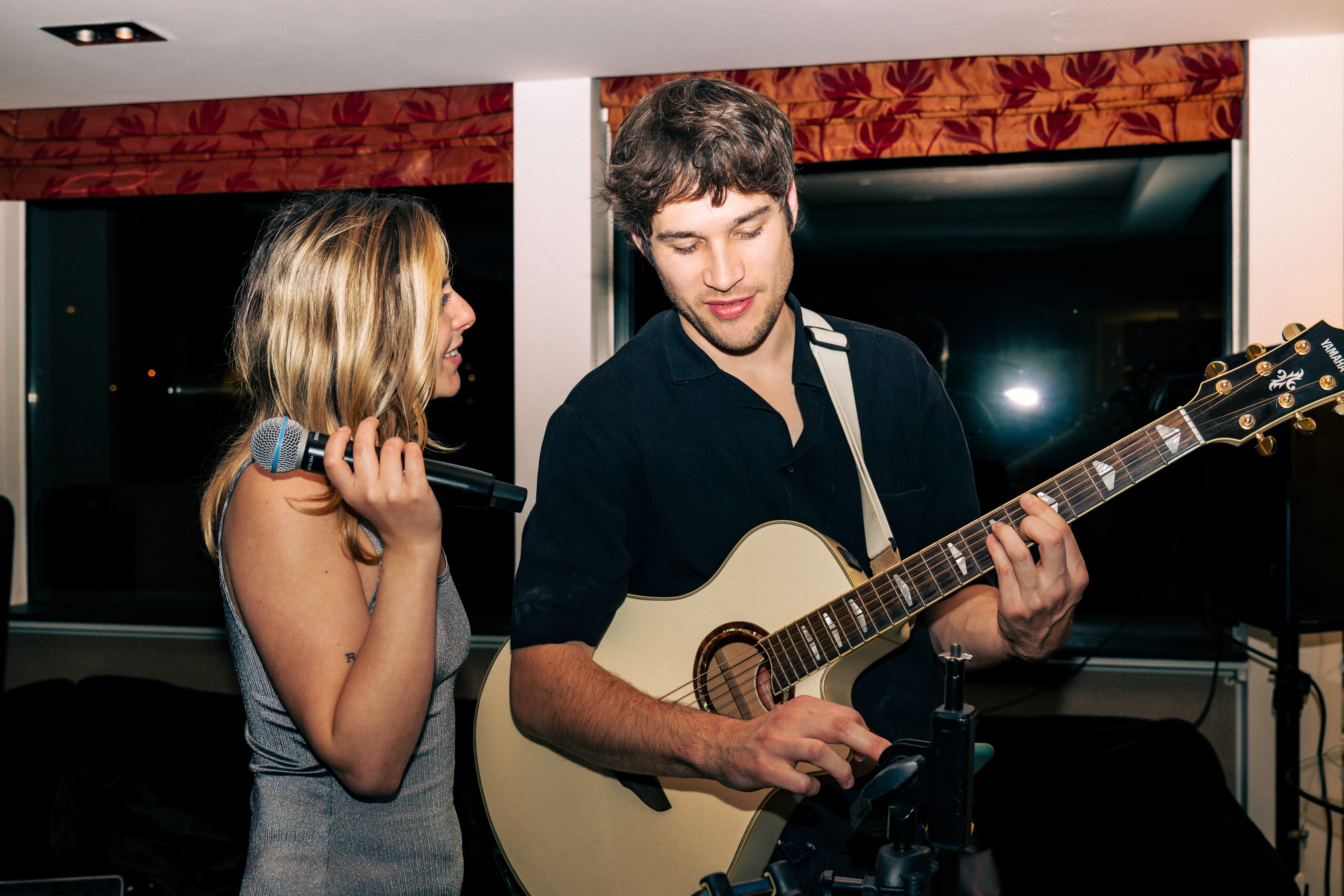 Guitariste pendant un concert lors d'un séminaire d'entreprise. 