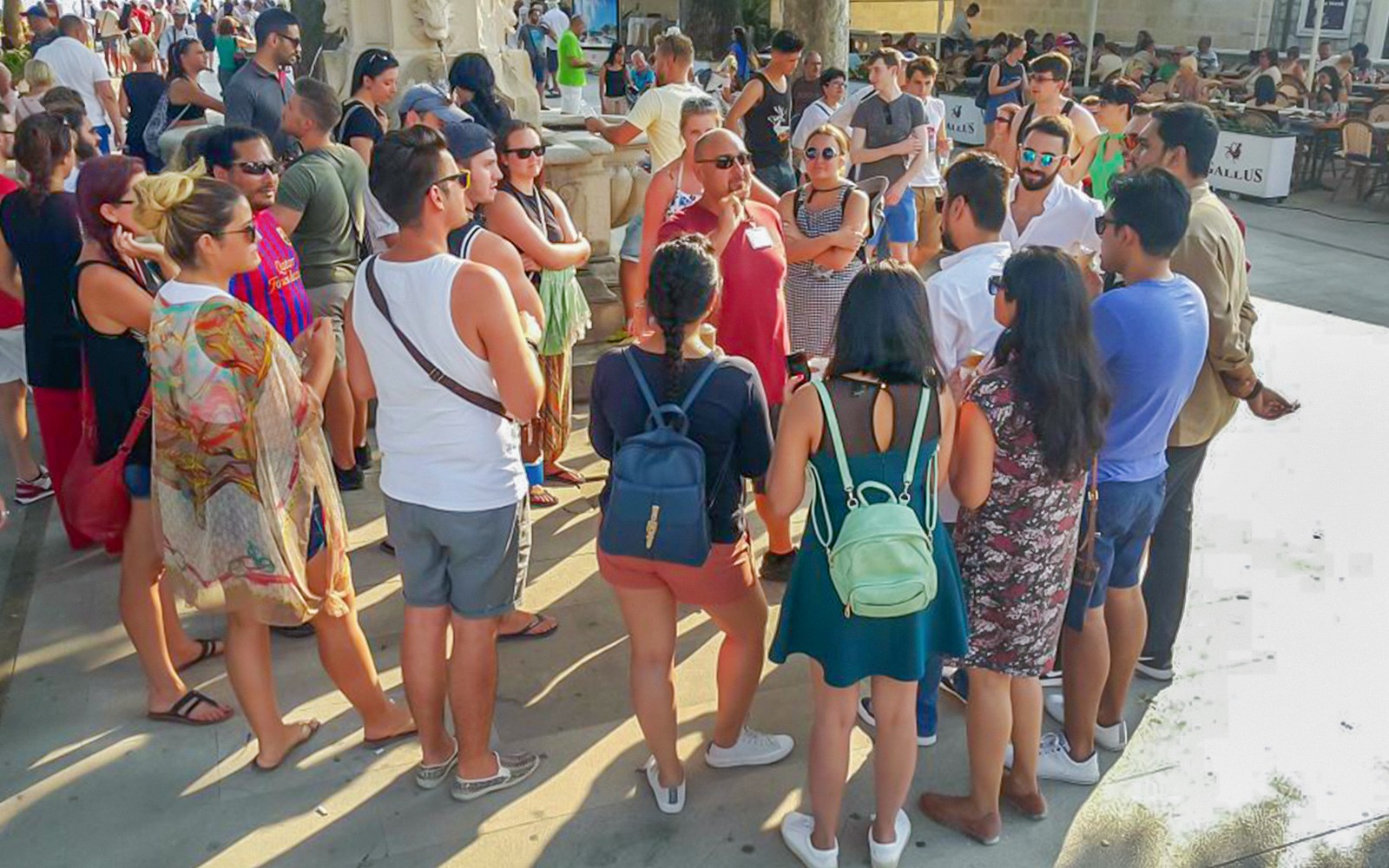 客人們聚集在杜布羅夫尼克參加《權力的遊戲》步行之旅。