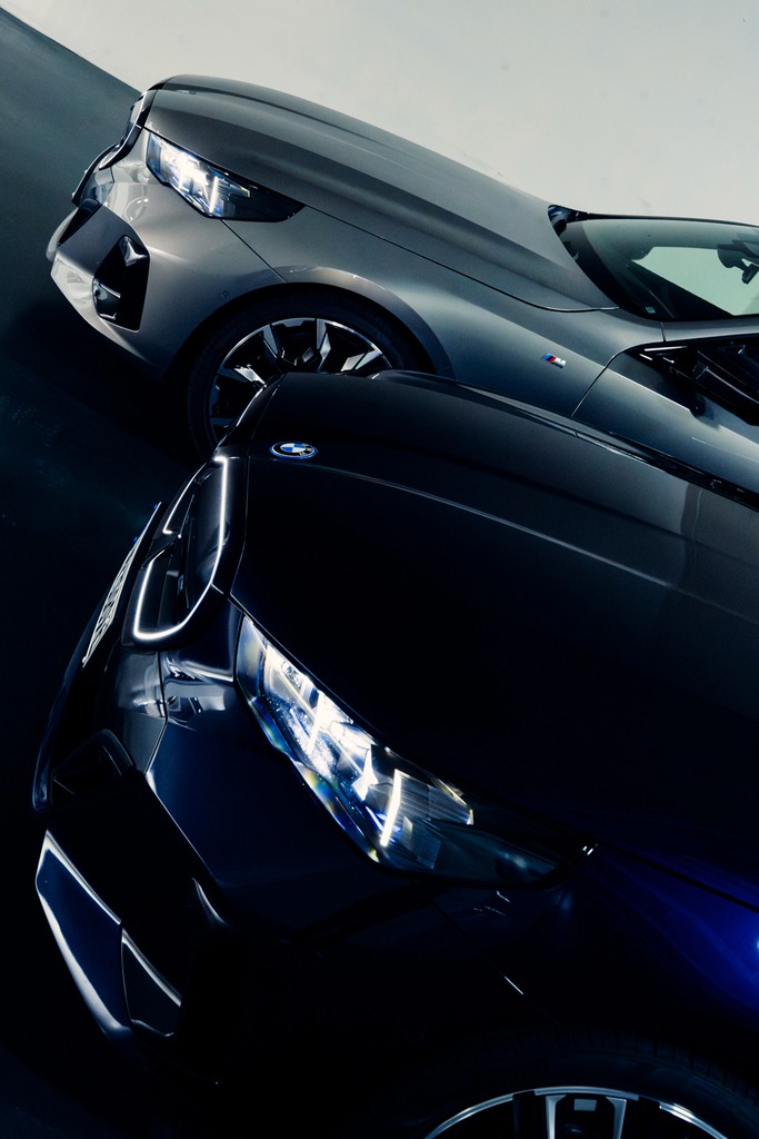 Frontal shots of BMW i5 G60 vehicles side by side