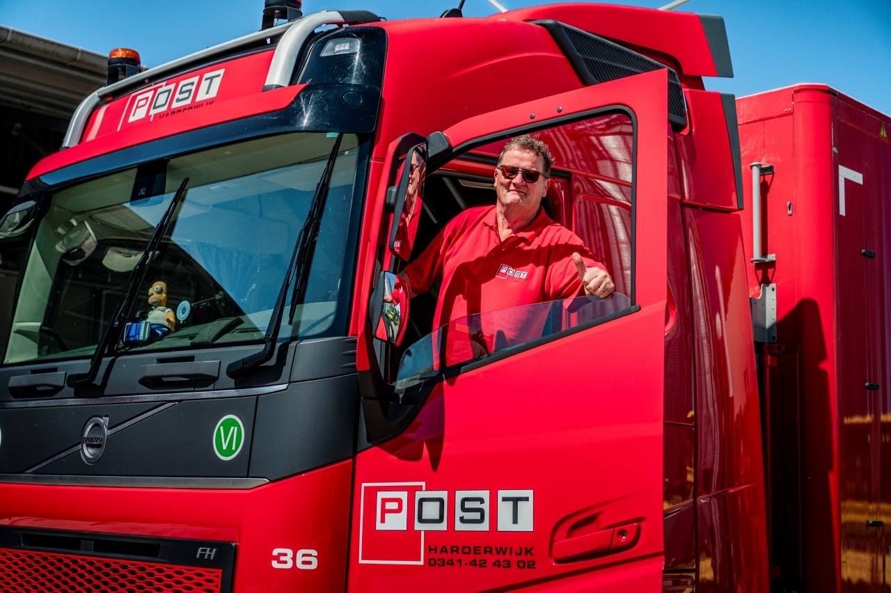 Chauffeur in rode vrachtwagen