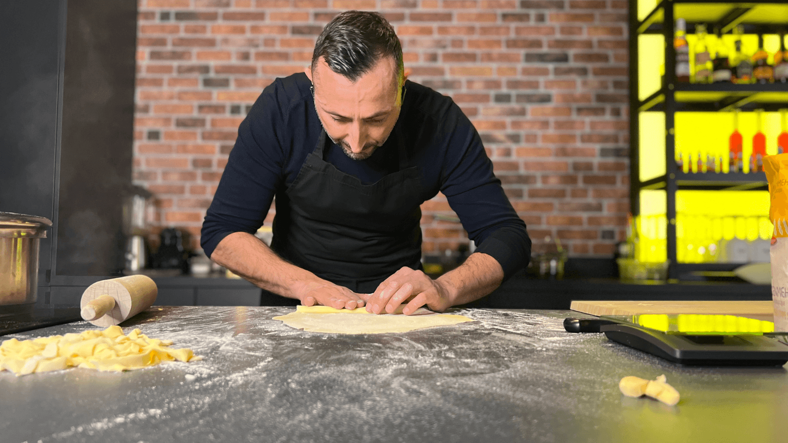 Tony Oliviero zeigt live im Online Pasta und Cocktail-Workshop, wie traditioneller süditalienischer Pastateig hergestellt wird.