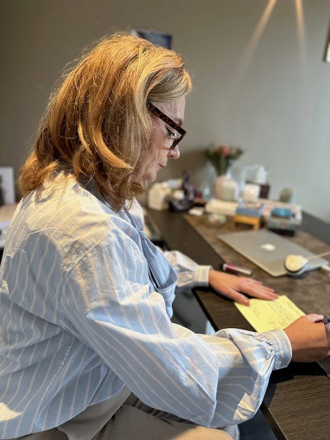 Dorothee aan het schrijven