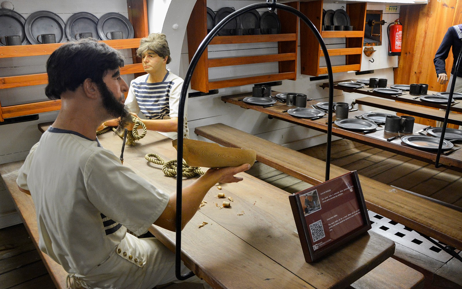 Mga miyembro ng crew na gumagawa ng mga lubid sa dining area ng Frigate D. Fernando II e Glória.