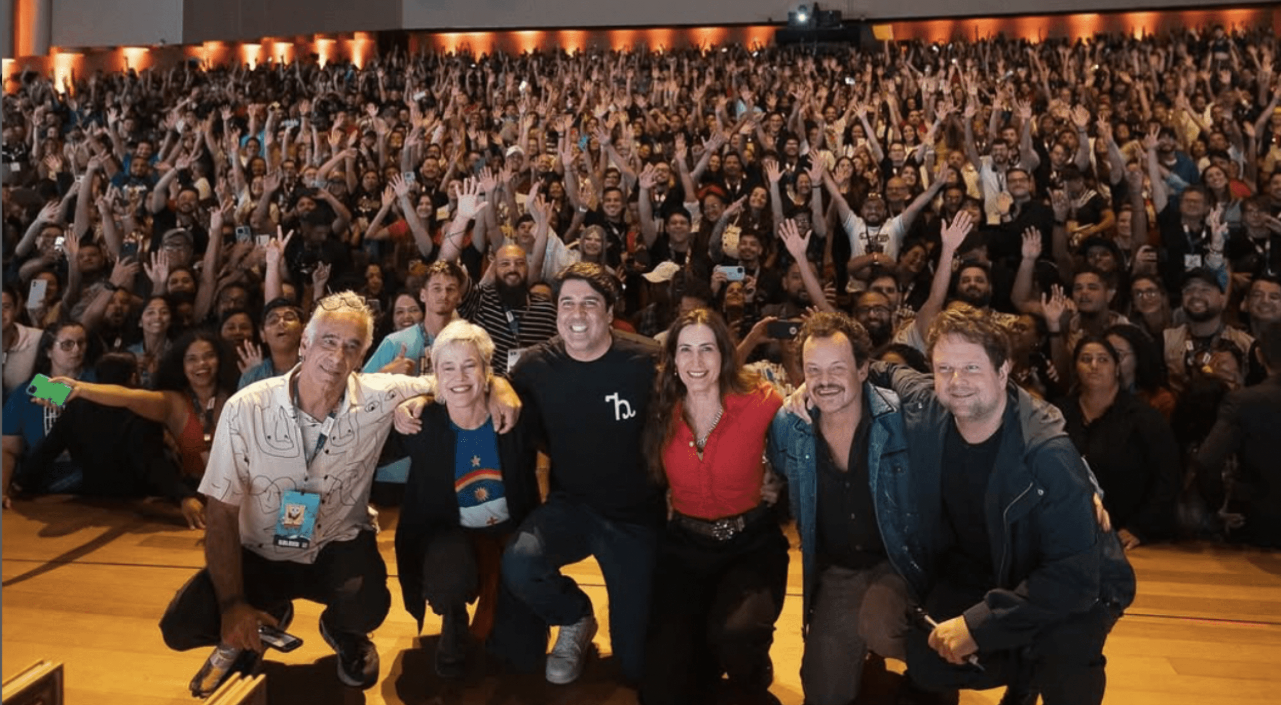 Elenco do Auto da compadecida em teatro lotado