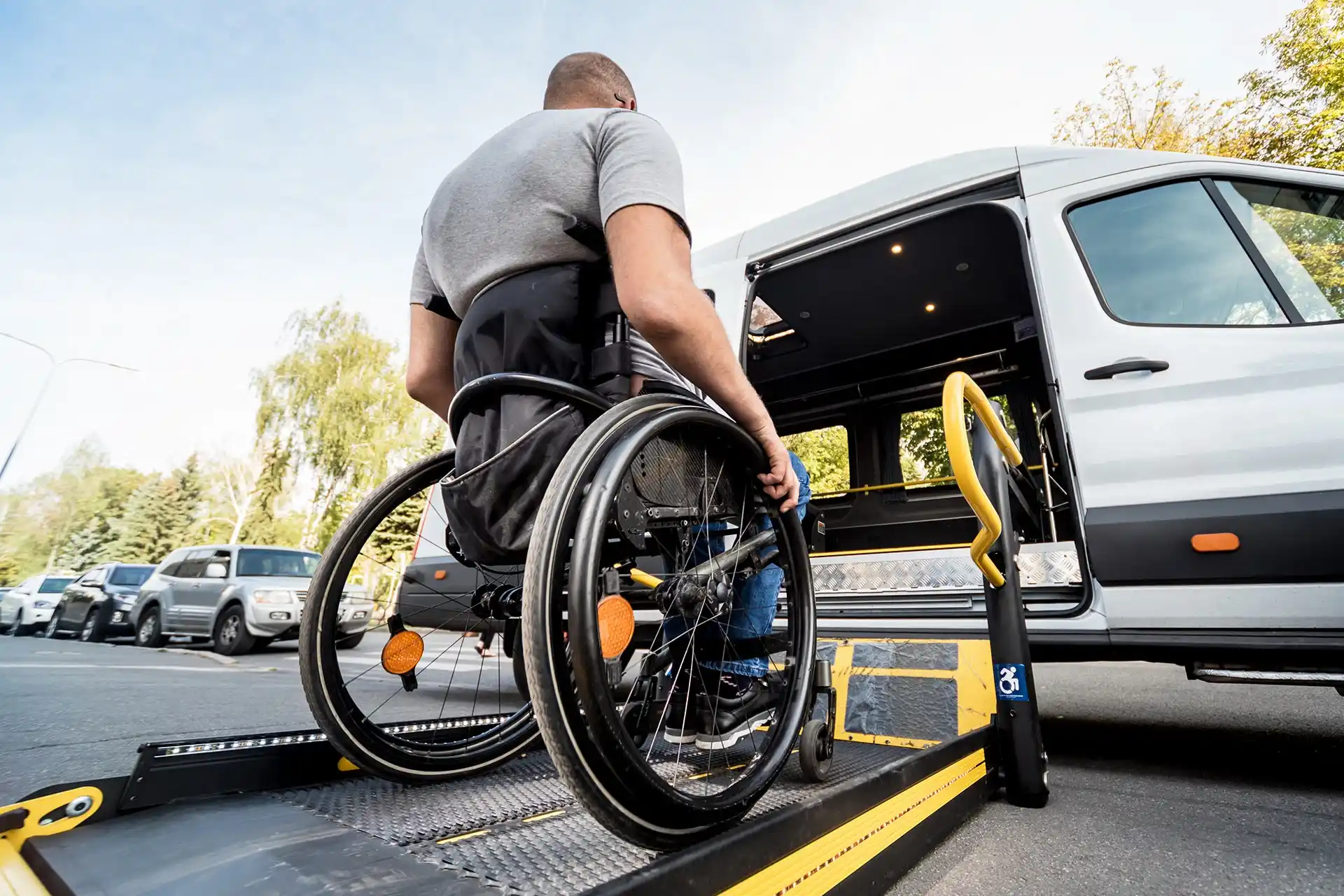 personne en fauteuil roulant sur une rampe