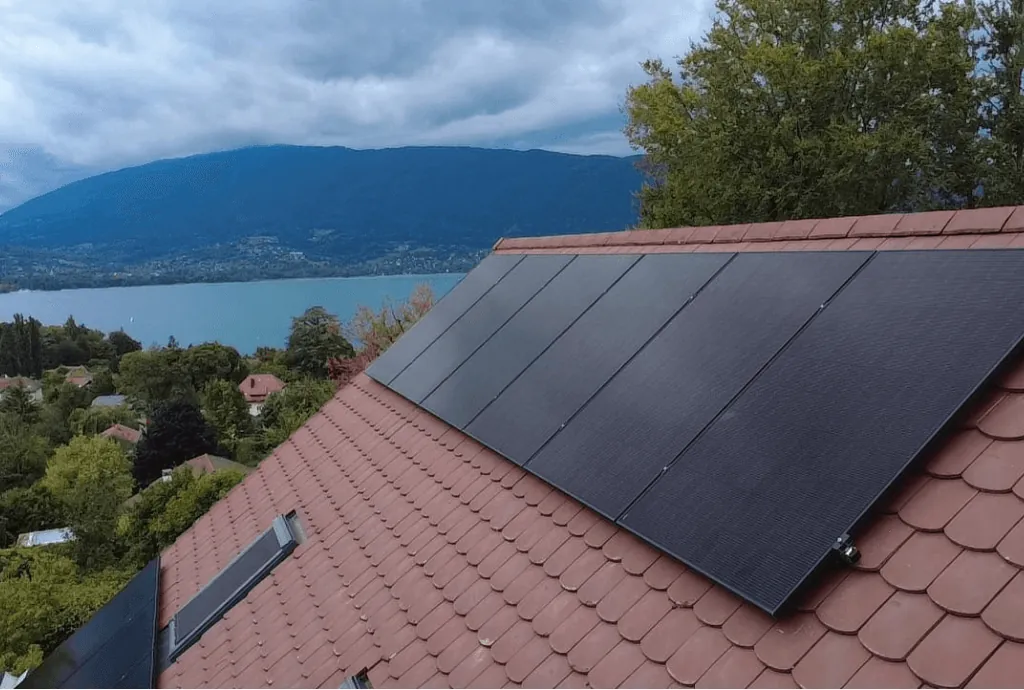Photo d'un toit d’une maison à Menthon-Saint-Bernard équipée de panneaux photovoltaïques dont l'installation a été faite par Solarock.