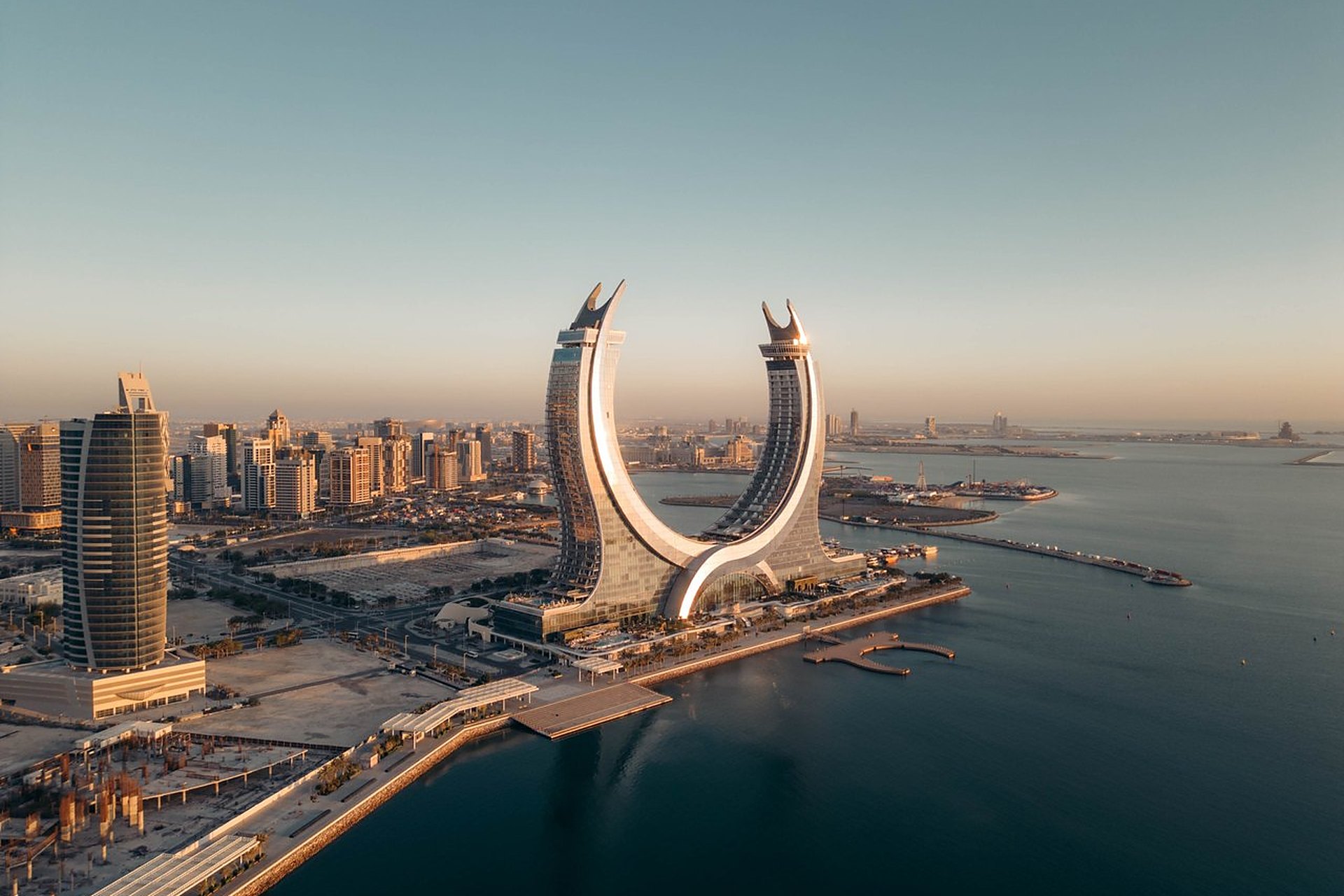 Les Katara Towers, à Lusail, deux tours courbées comme les deux sabres croisés du sceau de l'État du Qatar