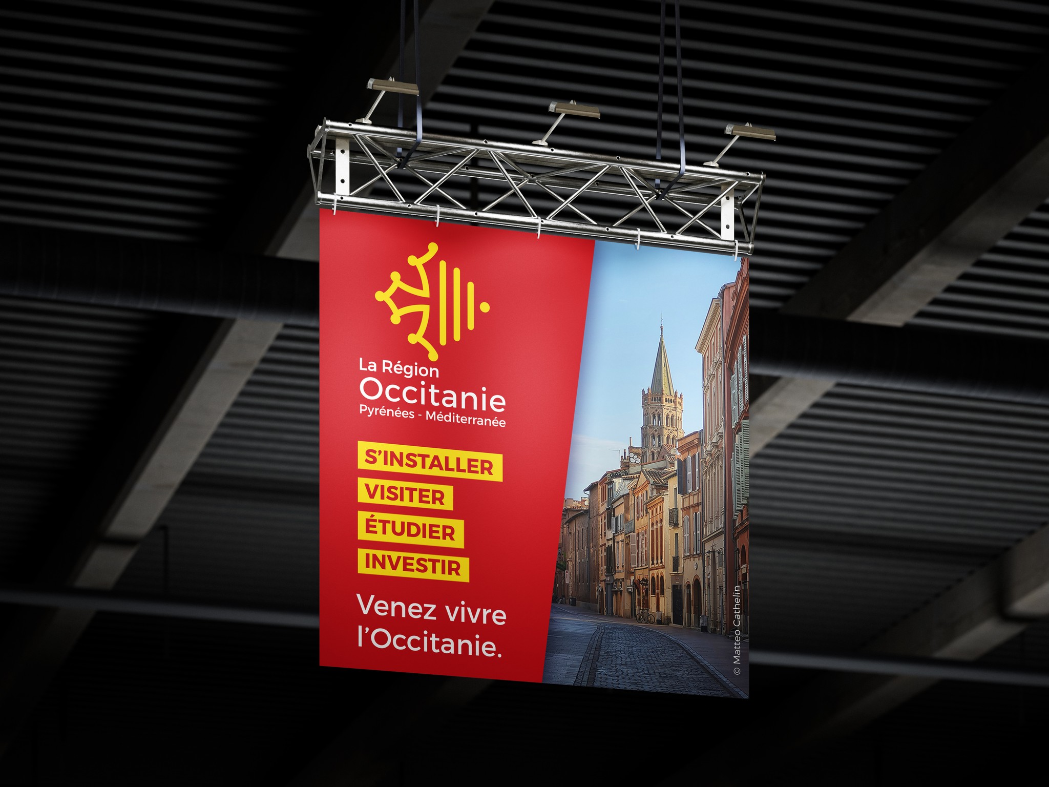 Banderole avec accroche plafonière et spot lumineux pour la région Occitanie