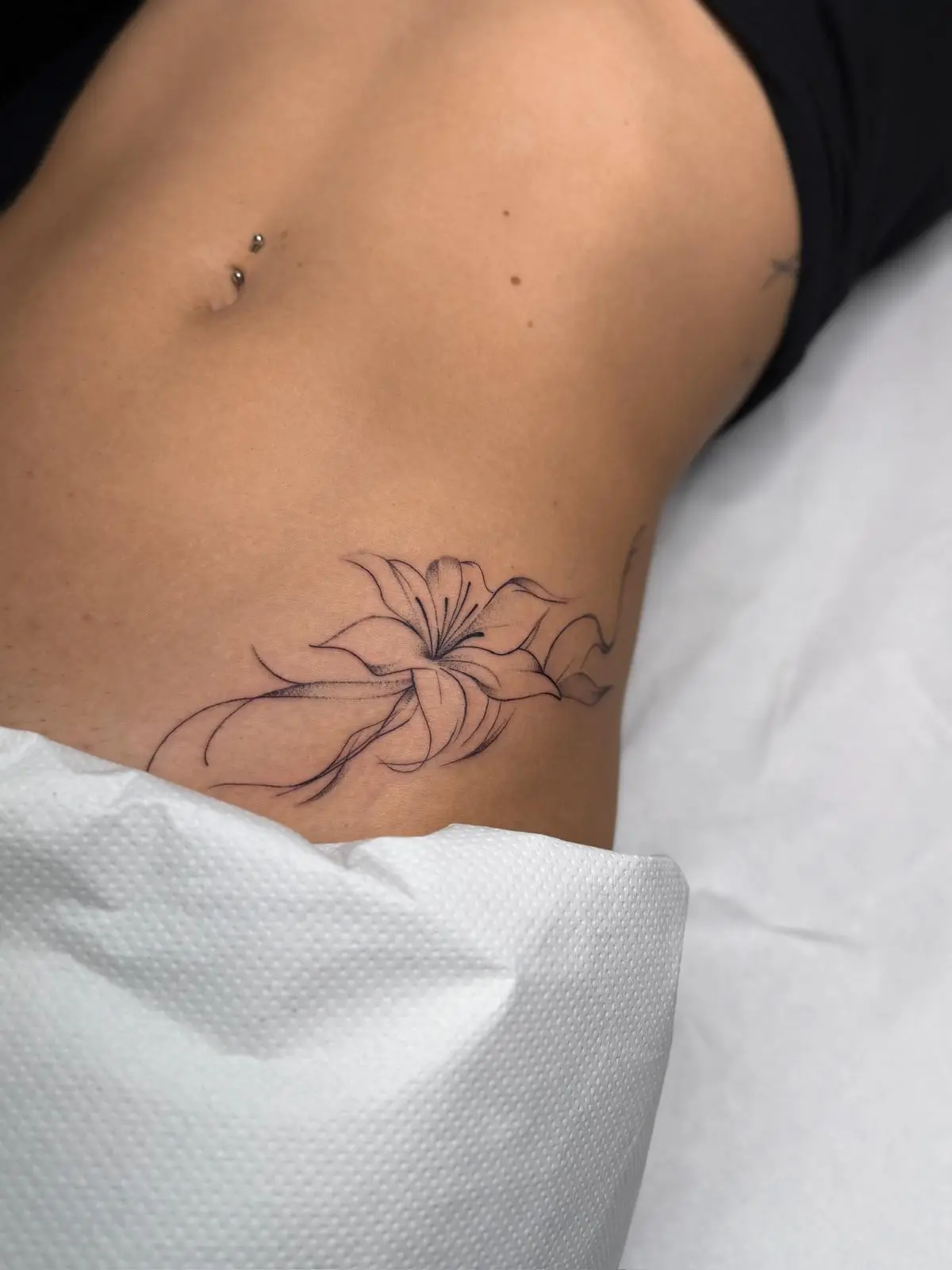 Tatuaje fine line de una roas