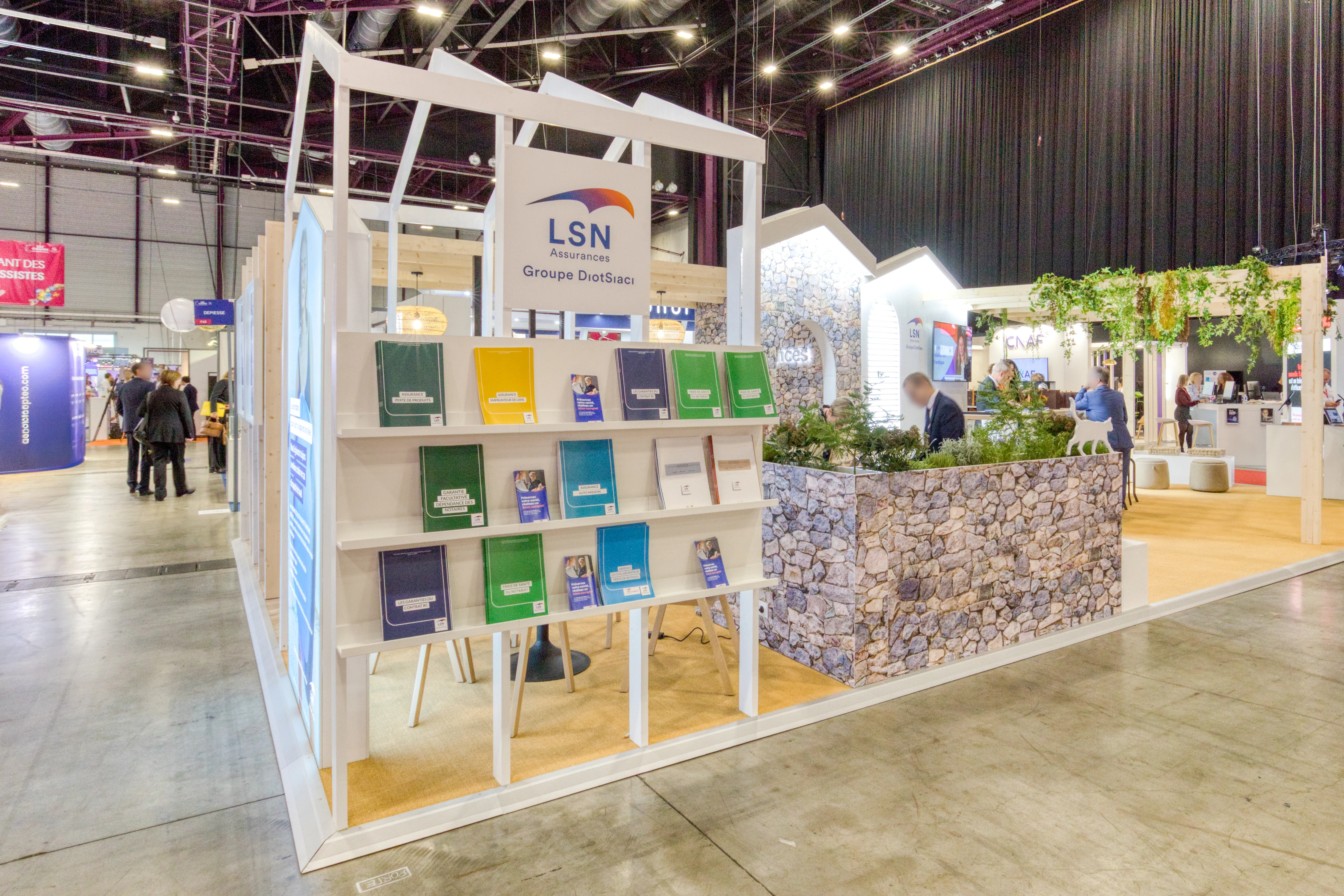 « Stand LSN Assurances au Congrès des Notaires, façade en pierre et présentoirs de documents »