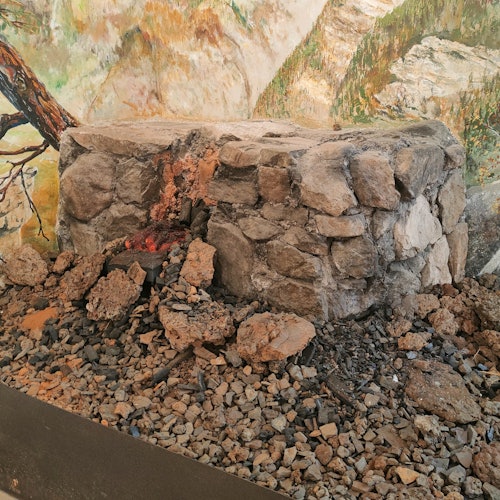 Rekonstruksi tungku peleburan tembaga dari Zaman Perunggu di ruangan "Metalurgi Prasejarah"