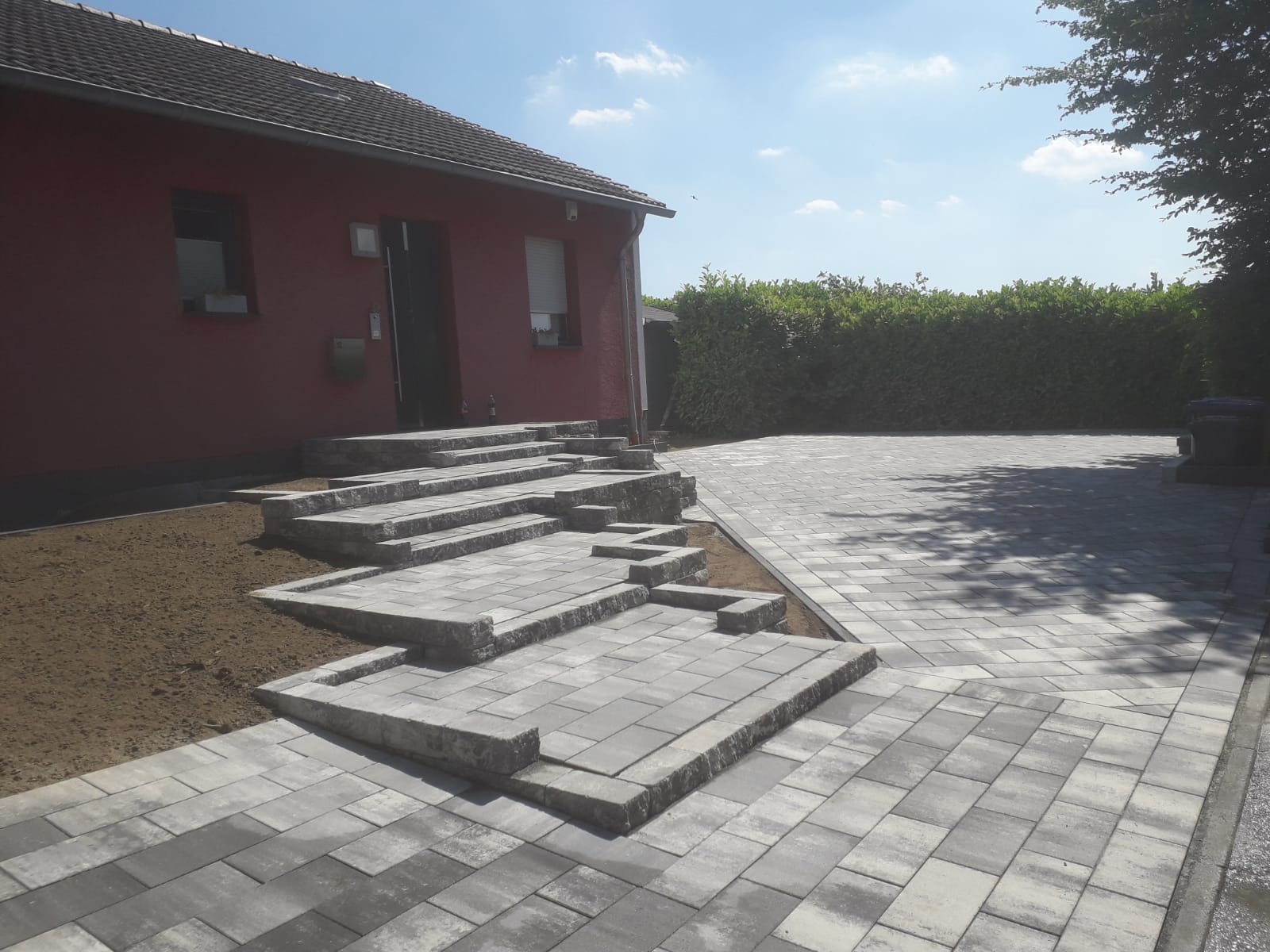Fachgerecht verlegtes Pflaster – Pflaster- und Natursteinarbeiten Gartengestaltung Risse