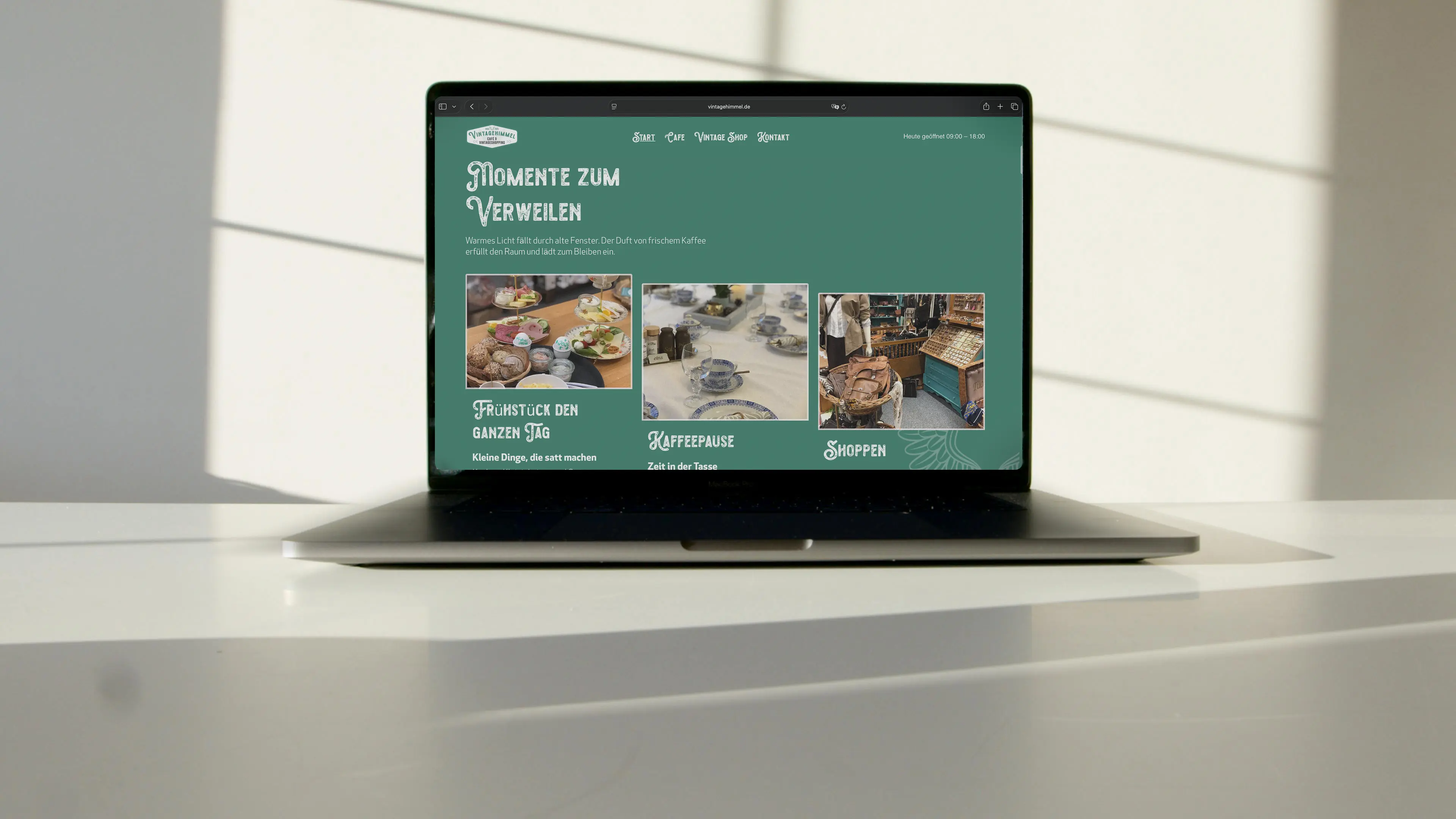 Ein Laptop steht auf einem Tisch der ein Wireframe für eine Website zeigt vom Vintagehimmel