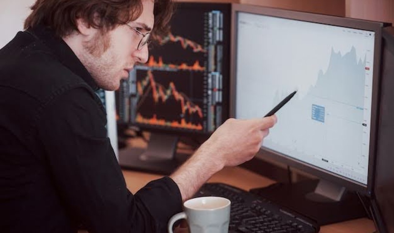 Trader analyzing graphs