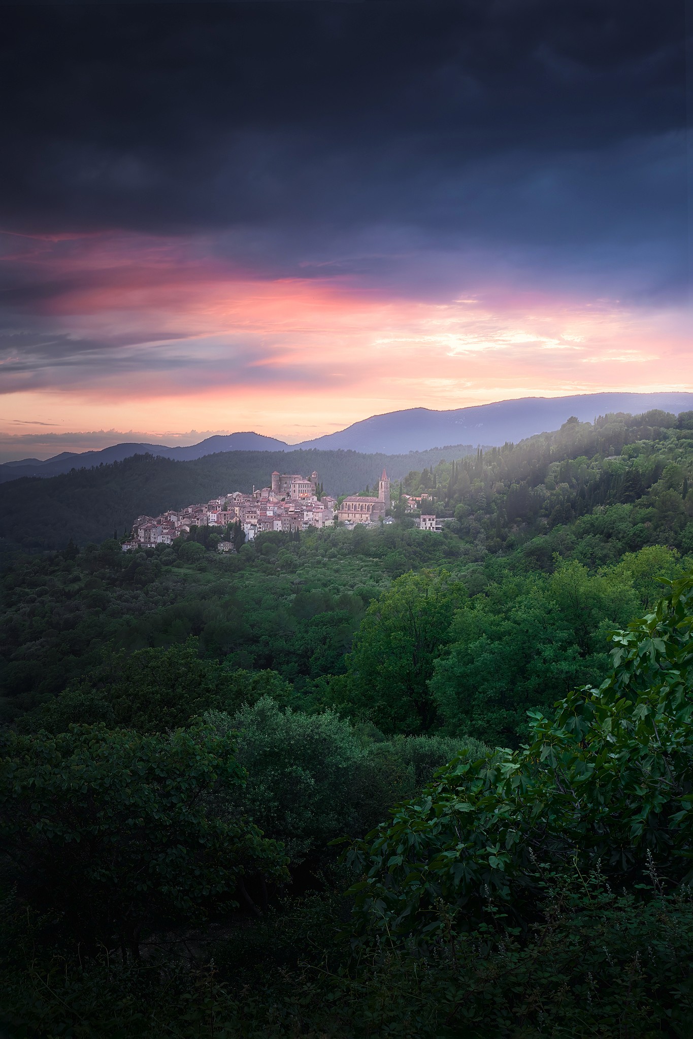 Sandy beach with golden gate bridge in the background on a clear evening 