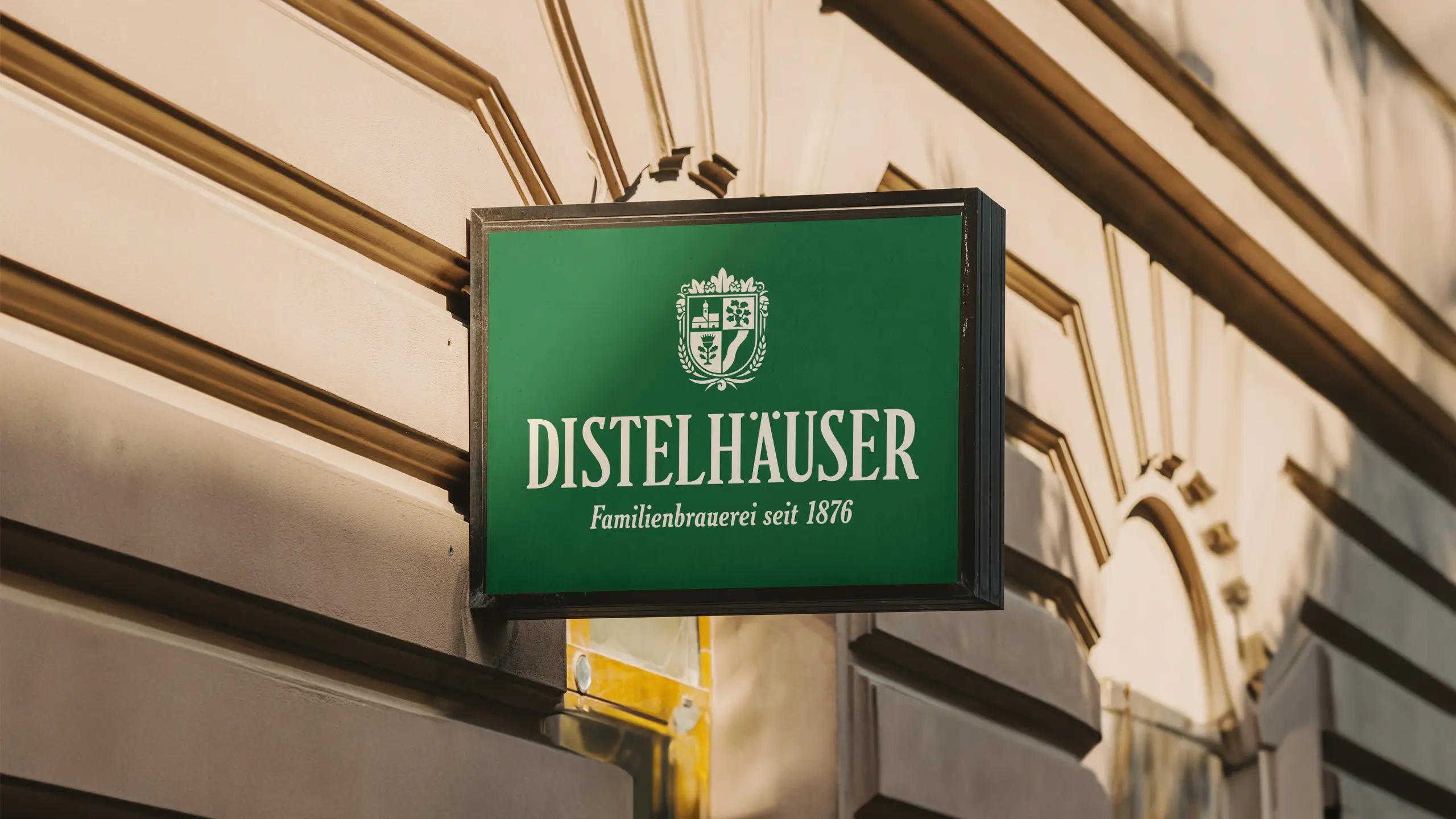 Grünes Auslegerschild mit Wappen und Schriftzug der Distelhäuser Familienbrauerei