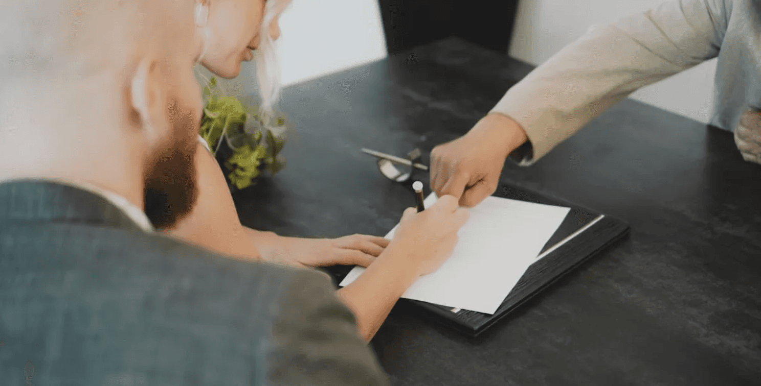 photo d'une personne signant un contrat de maintenance solaire