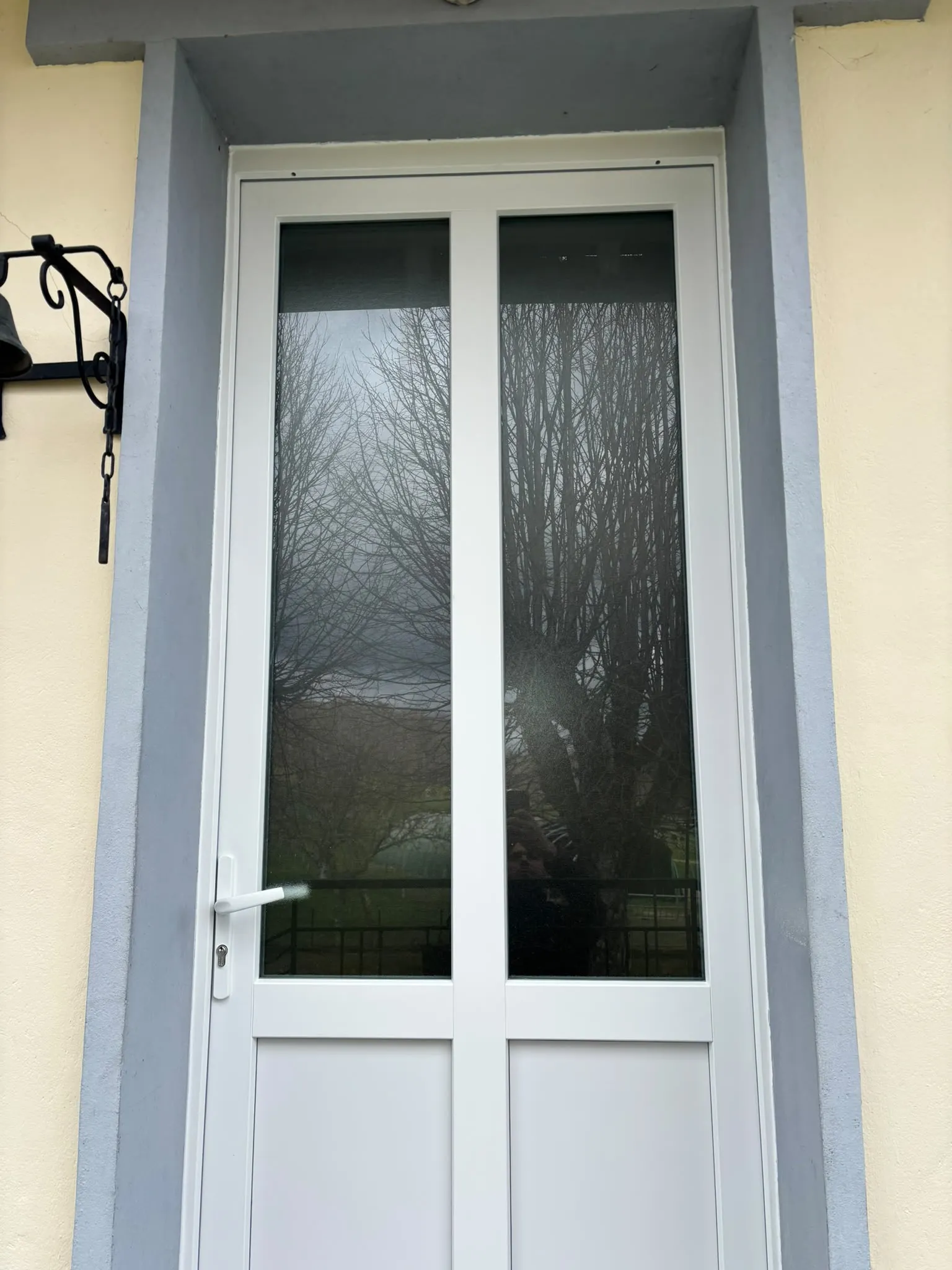 Porte d’entrée blanche largement vitrée — AFermetures