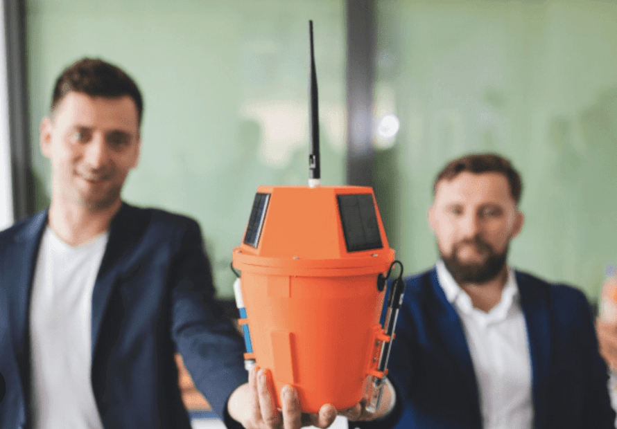 dwoch założycieli mobile monitoring trzymający boje pomiarowe