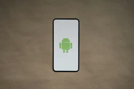 Android logosunu gösteren akıllı telefon