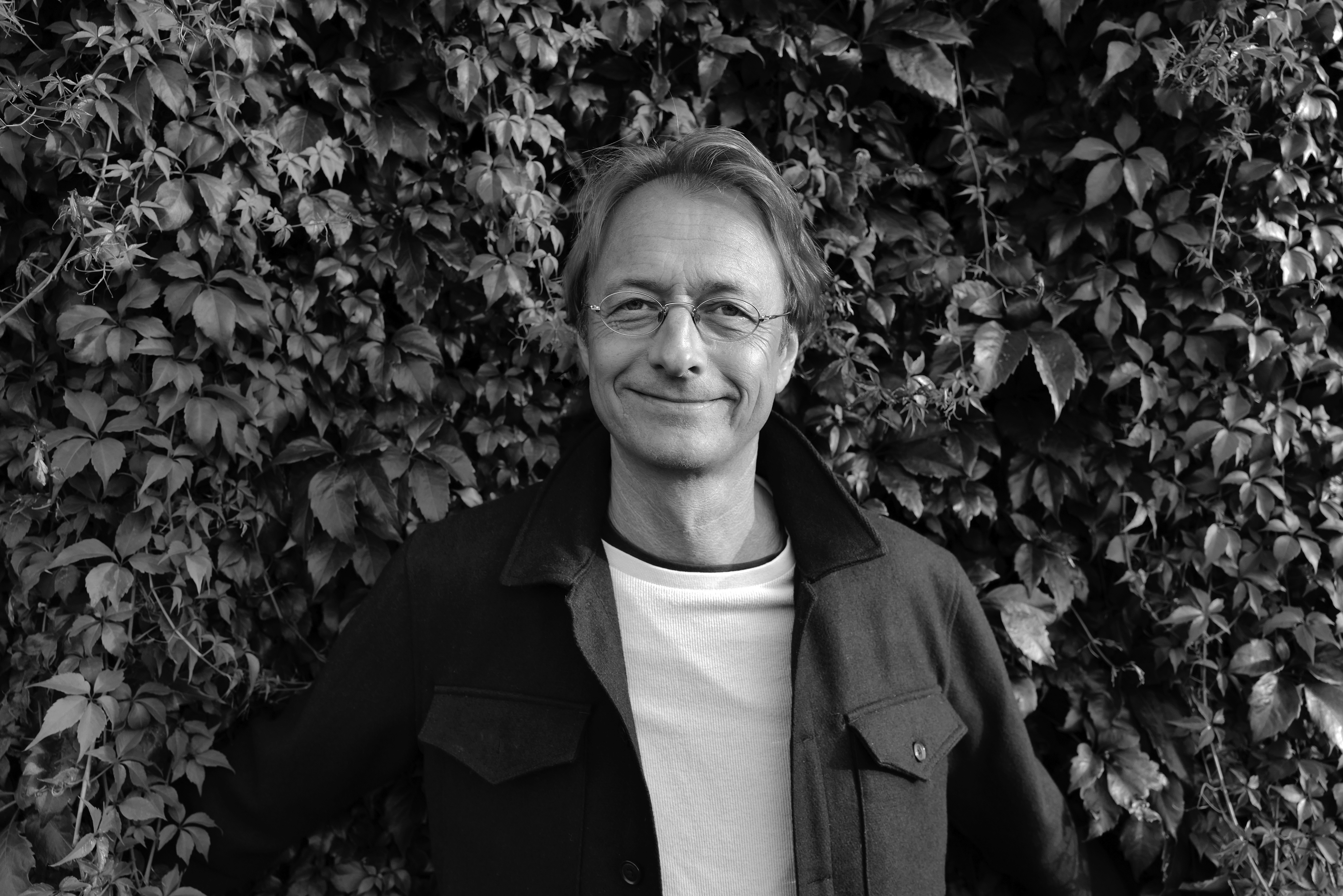 - Han var en mann med store ressurser, men også mange feil, og det fascinerer meg. Bjørn Olaf Johannessen har skrevet roman om den russiske revolusjonære Leo Trotskij og hans asylopphold i Norge i 1936. Foto: Jacob Johannessen Maske