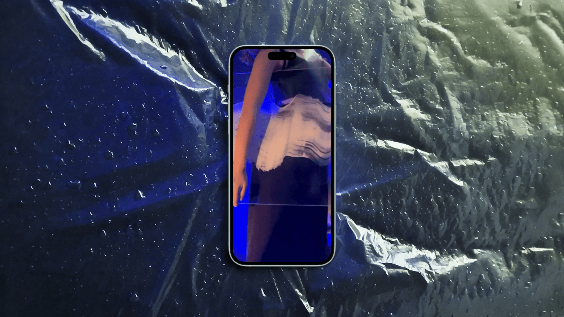 La deuxième vidéo du projet pour Marthe Duval plonge dans la libération de l’étape de la danse. Les mouvements du corps se font libres et sauvages, exprimant une énergie fluide, totalement libérée par la collection en PVC. La direction artistique met en scène cette liberté dans une composition visuelle qui célèbre la diversité des silhouettes et le pouvoir de la danse.