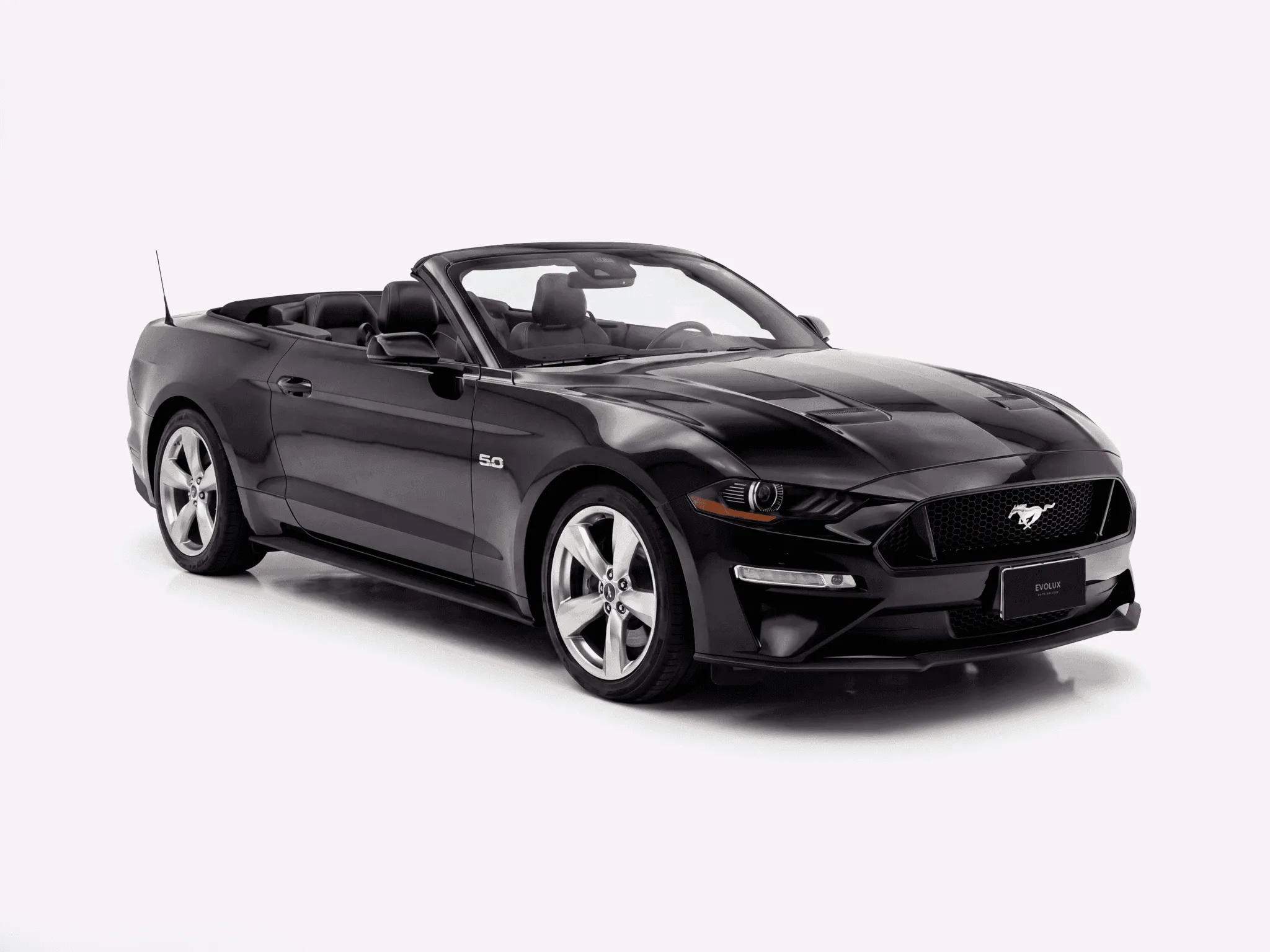 Mustang GT Covertible en 3/4 sobre fondo blanco