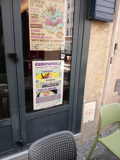 Façade de la boutique Comtesse du Barry avec affiches promotionnelles Impact vision en vitrine