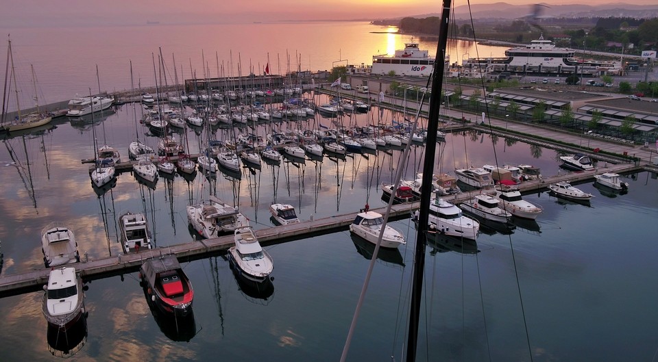 Denizle iç içe, lüks yatlar ve güzel bir kıyı şeridi sunan Setur Marina'dan bir manzara.